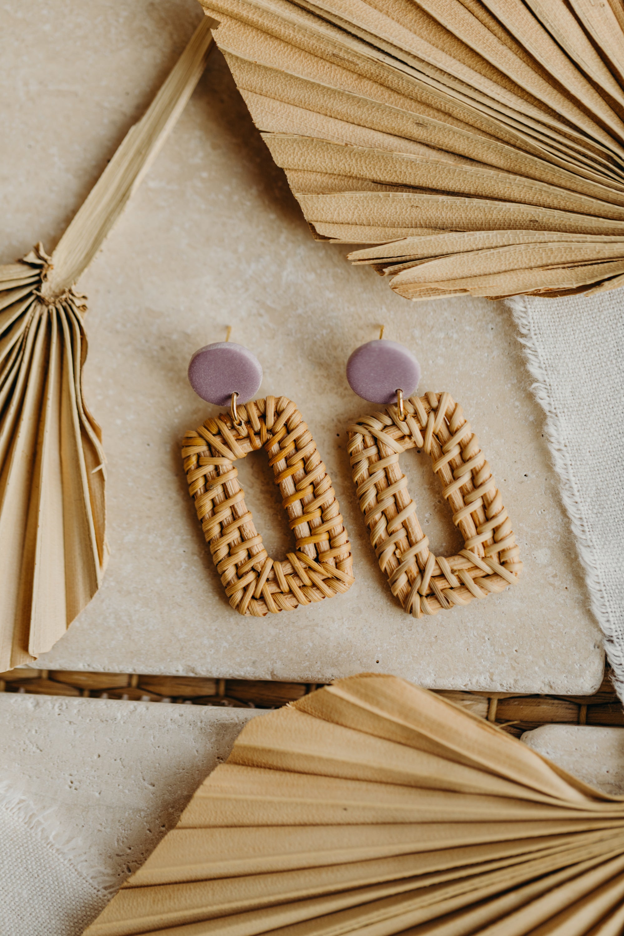 runde Polymer Ton Ohrringe in der Farbe Helles Lila mit Rattan Anhänger Rechteck