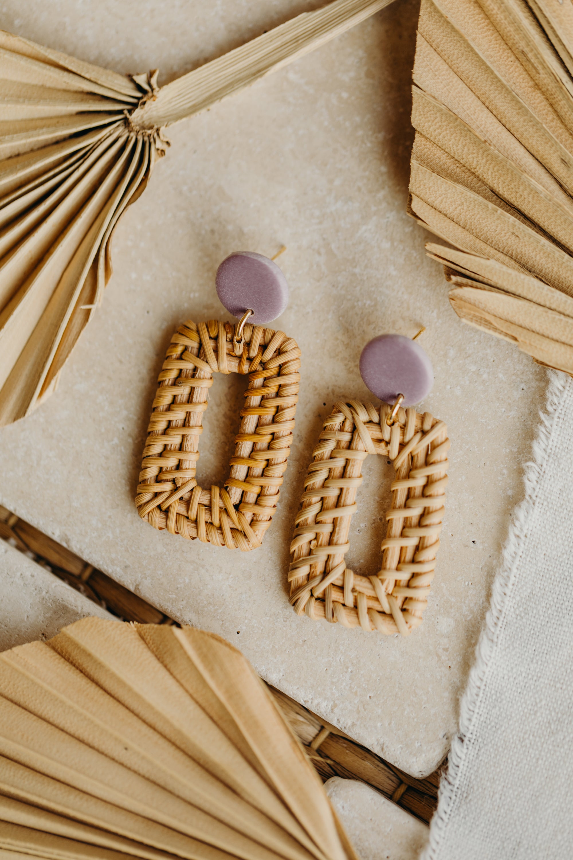 runde Polymer Ton Ohrringe in der Farbe Helles Lila mit Rattan Anhänger Rechteck