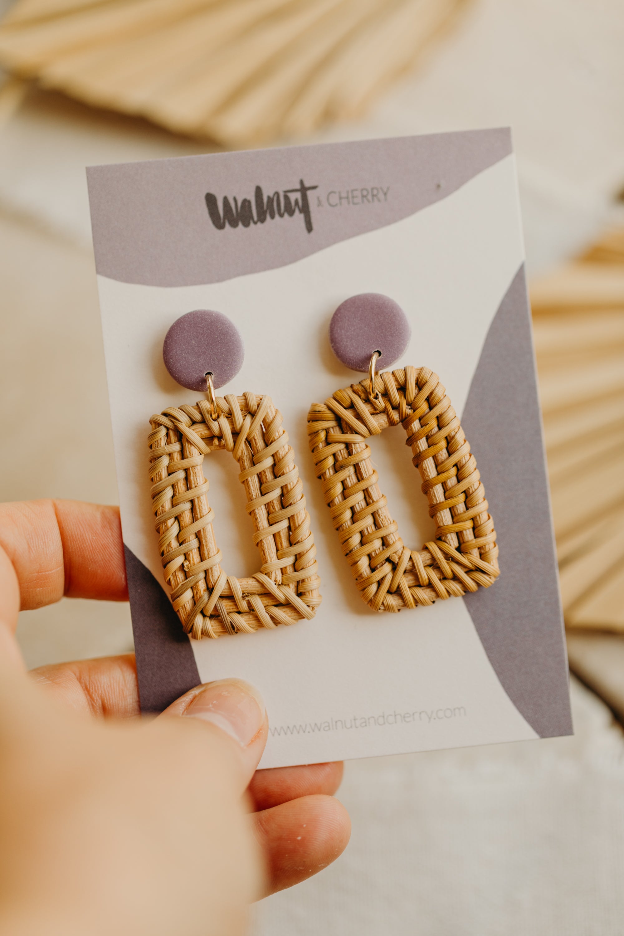 runde Polymer Ton Ohrringe in der Farbe Helles Lila mit Rattan Anhänger Rechteck