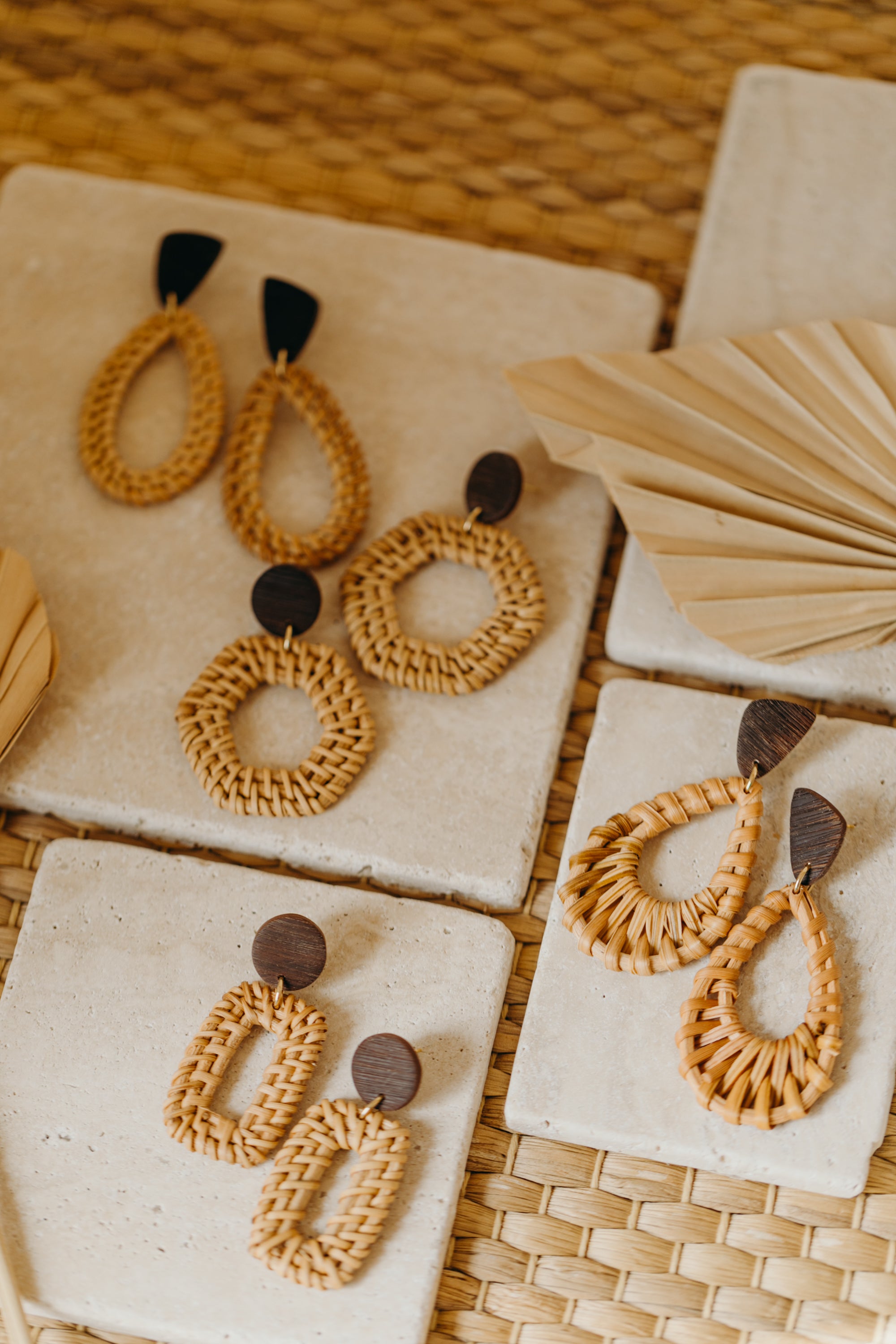 braune Polymer Ton Ohrringe mit Rattan Anhänger Tropfen