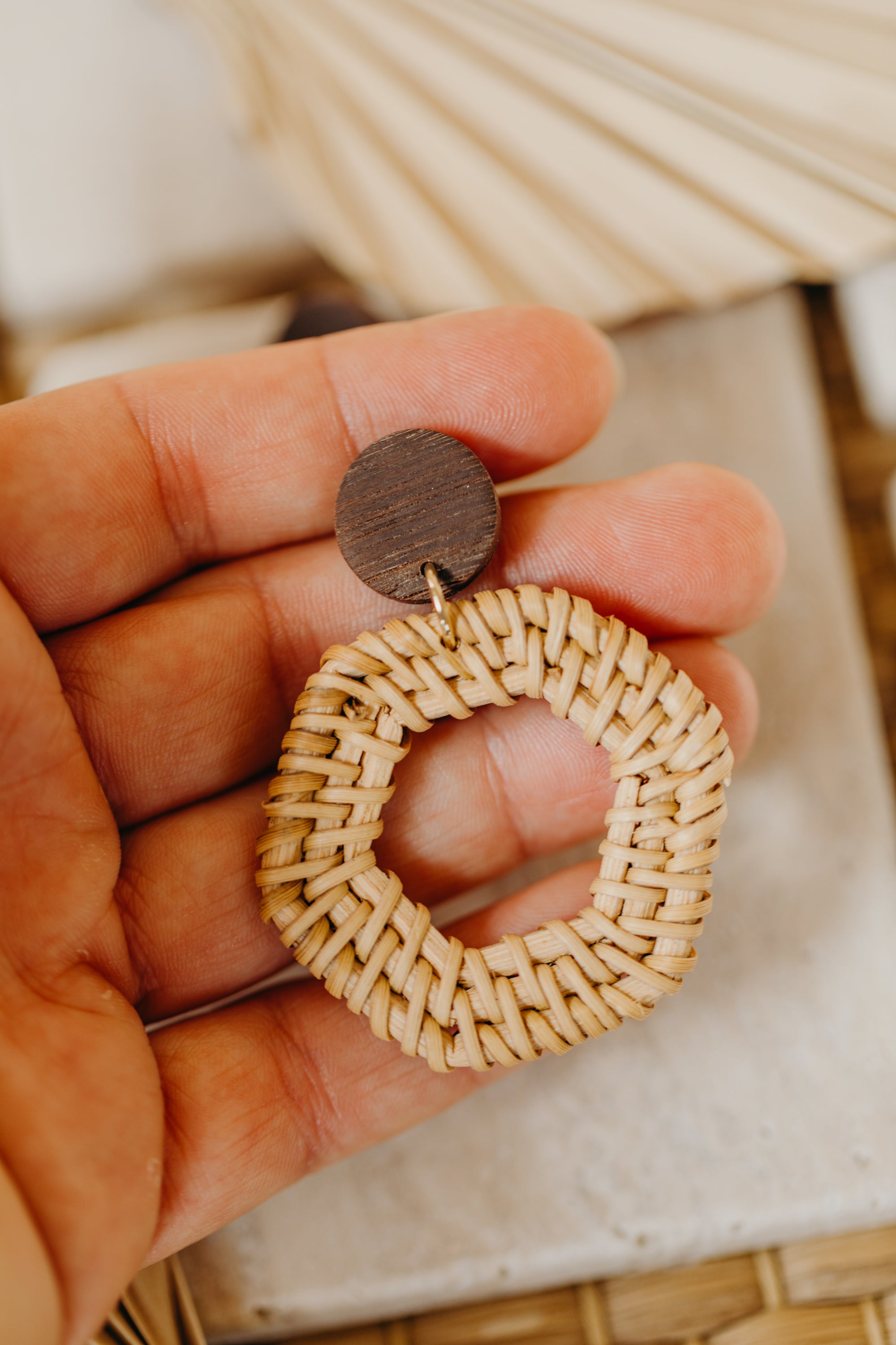 braune Polymer Ton Ohrringe mit Rattan Anhänger Sechseck