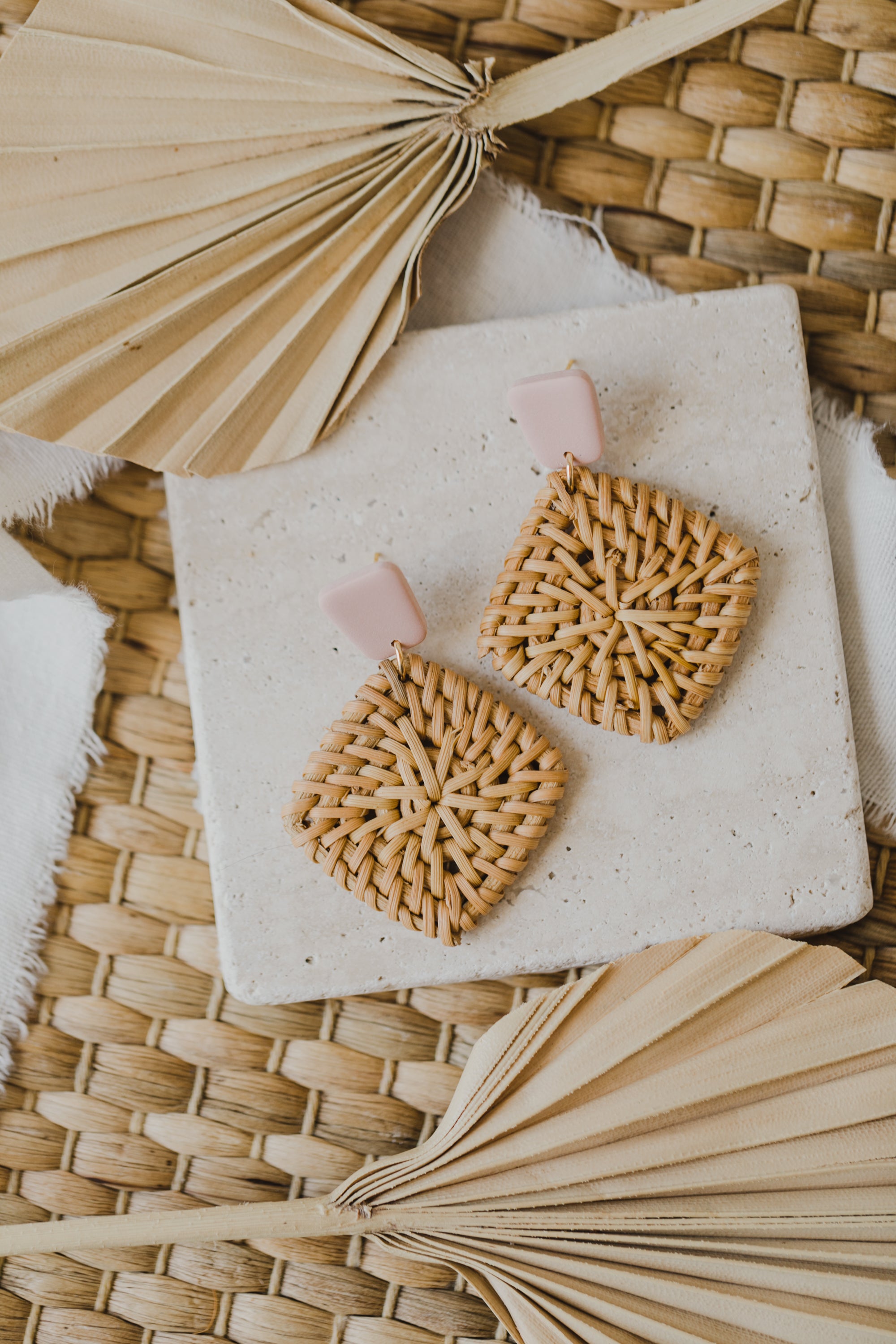 eckige Polymer Ton Ohrringe in der Farbe Helles Rosa mit Rattan Anhänger Quadrat