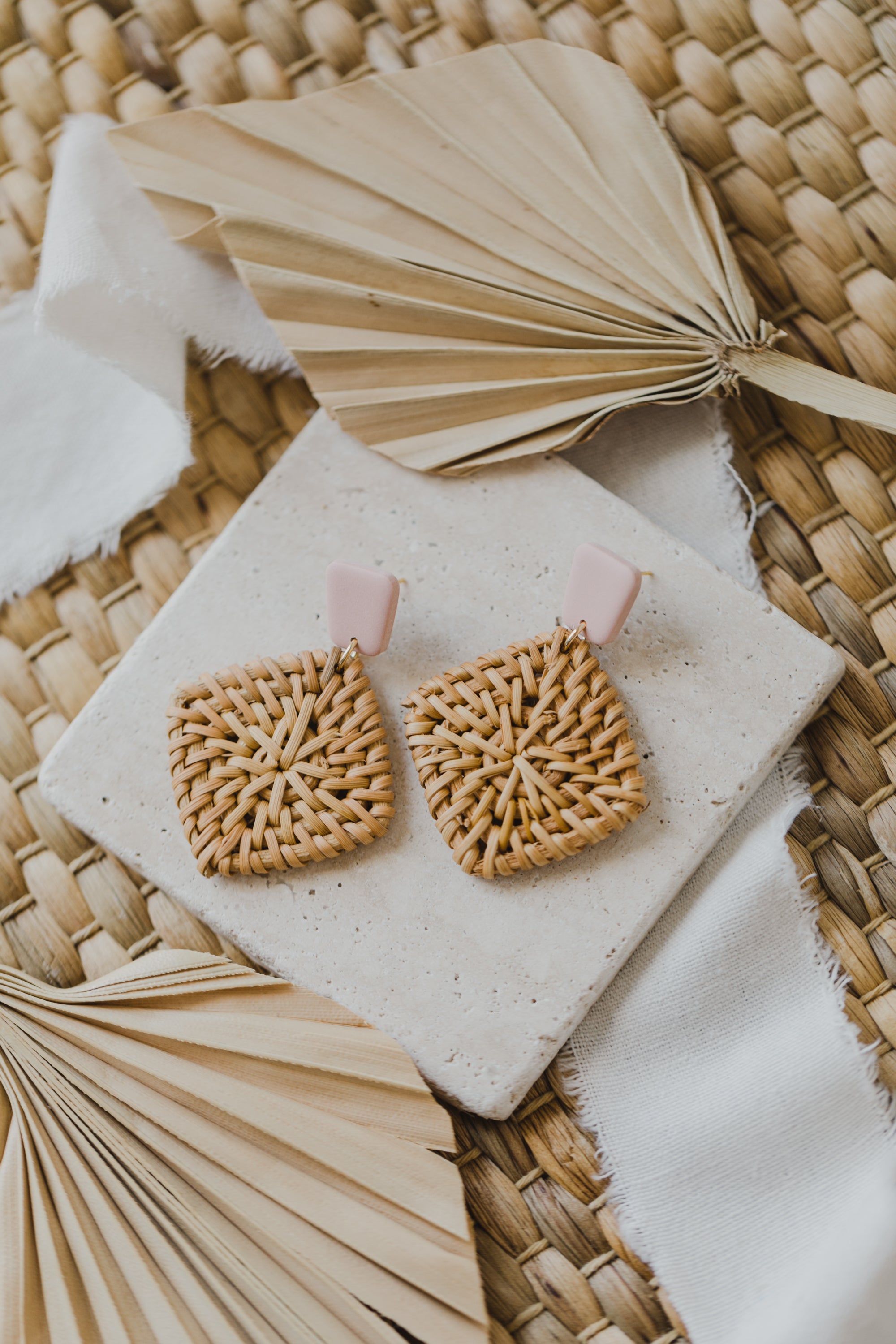 eckige Polymer Ton Ohrringe in der Farbe Helles Rosa mit Rattan Anhänger Quadrat