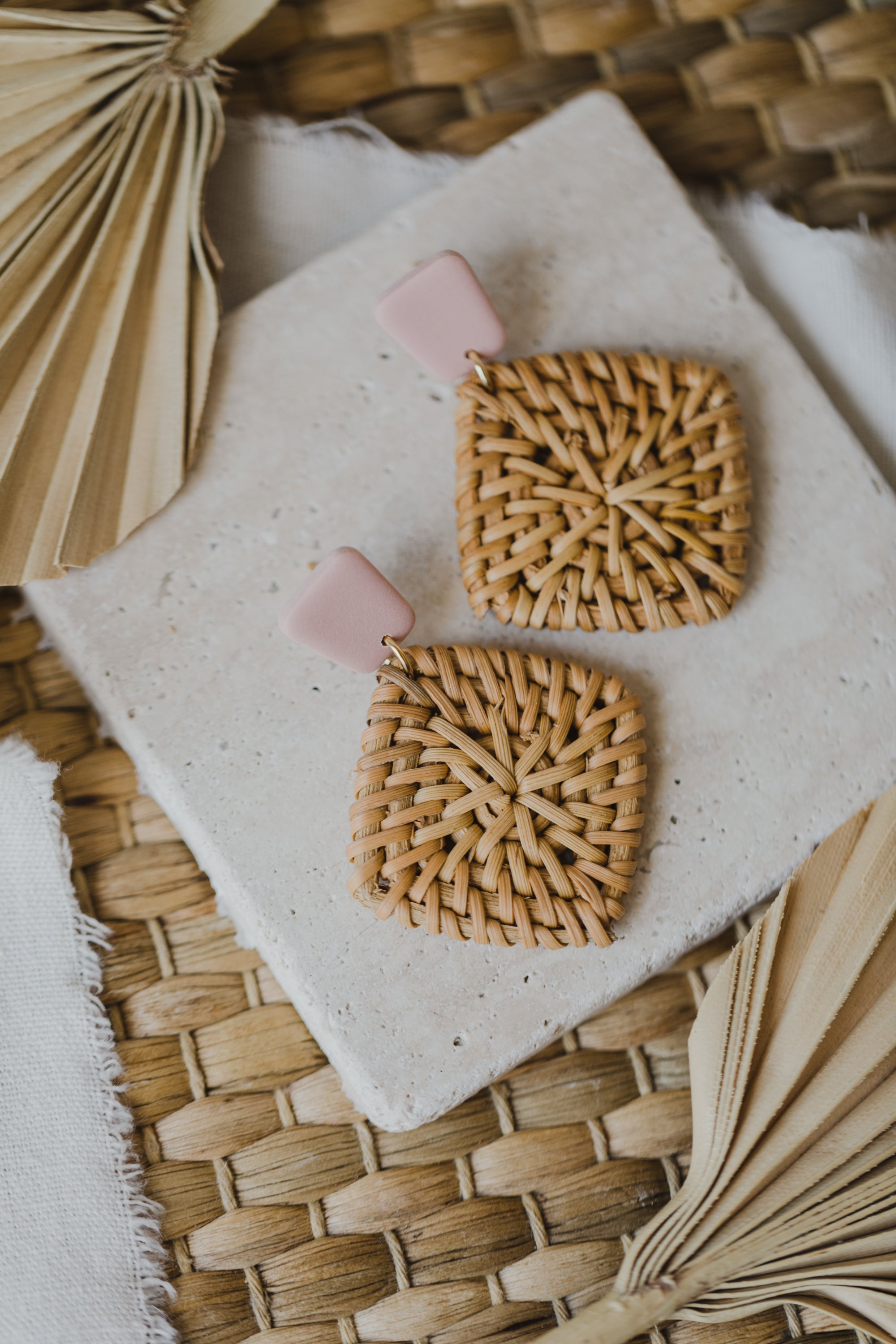 eckige Polymer Ton Ohrringe in der Farbe Helles Rosa mit Rattan Anhänger Quadrat
