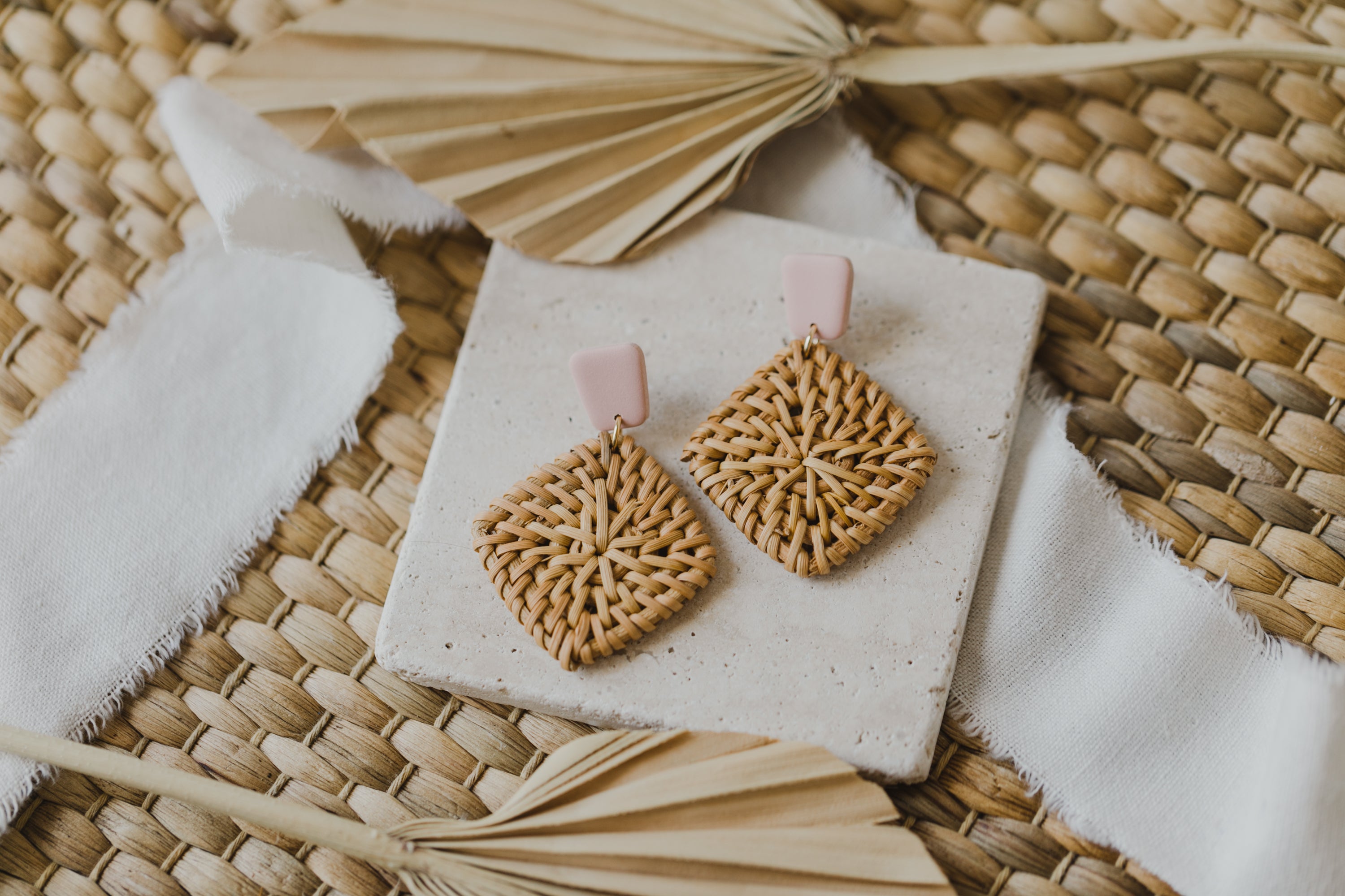 eckige Polymer Ton Ohrringe in der Farbe Helles Rosa mit Rattan Anhänger Quadrat