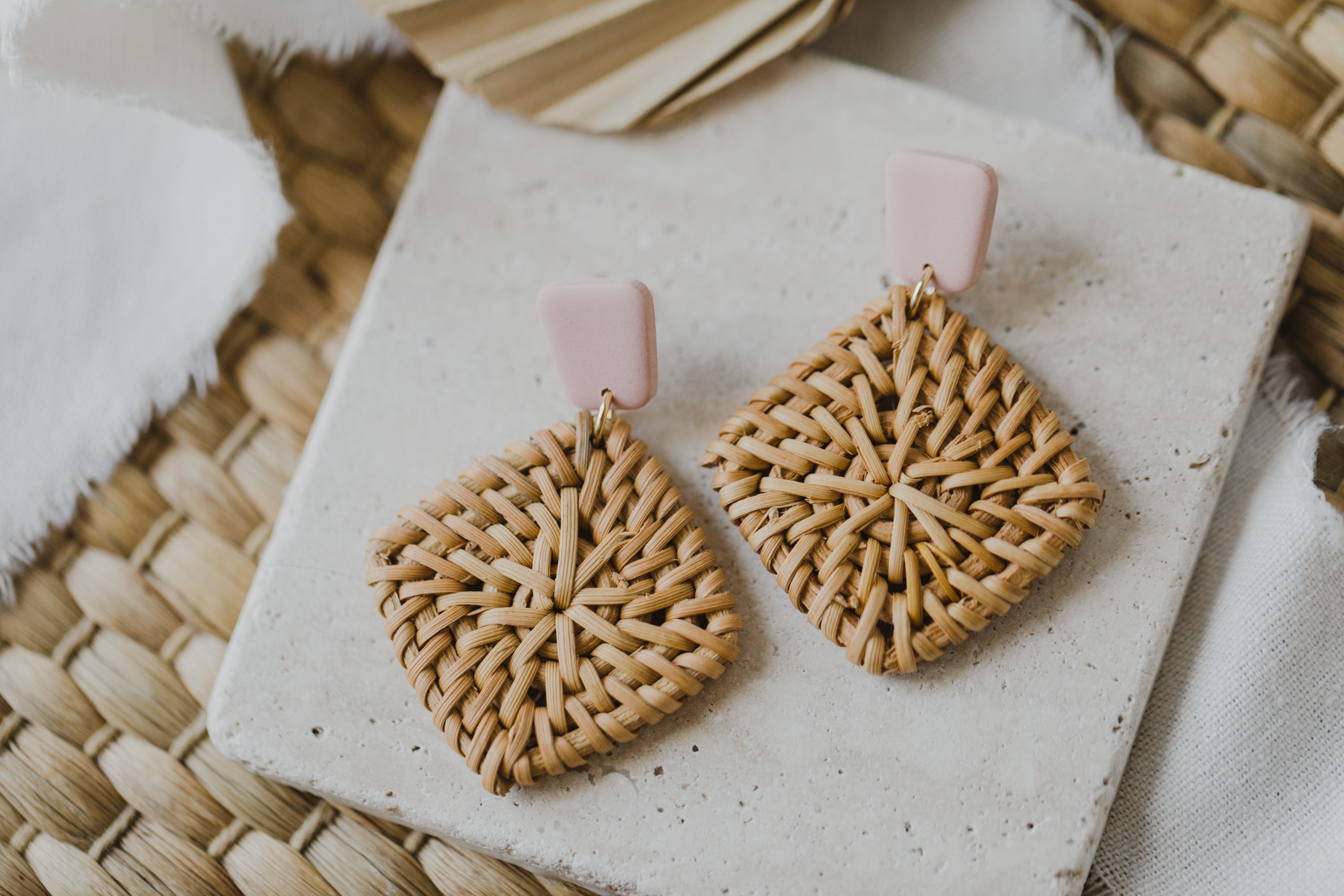 eckige Polymer Ton Ohrringe in der Farbe Helles Rosa mit Rattan Anhänger Quadrat