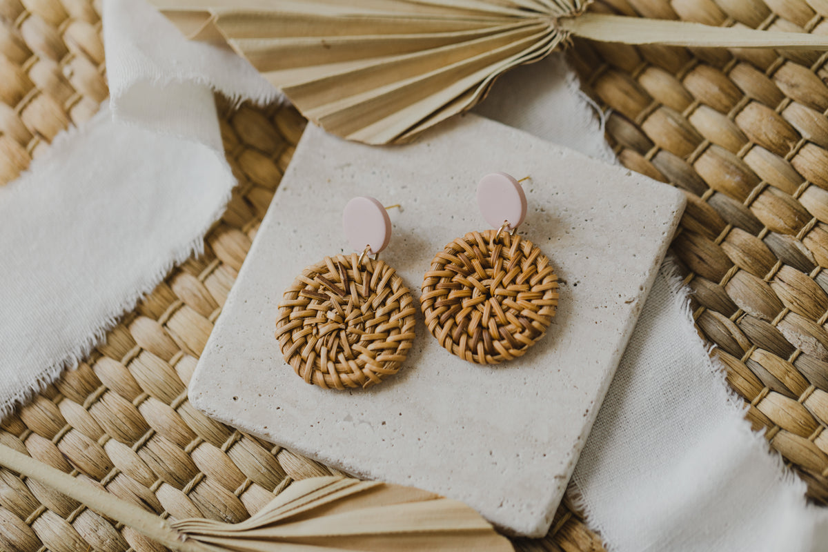 runde Polymer Ton Ohrringe in der Farbe Helles Rosa mit rundem Rattan Anhänger