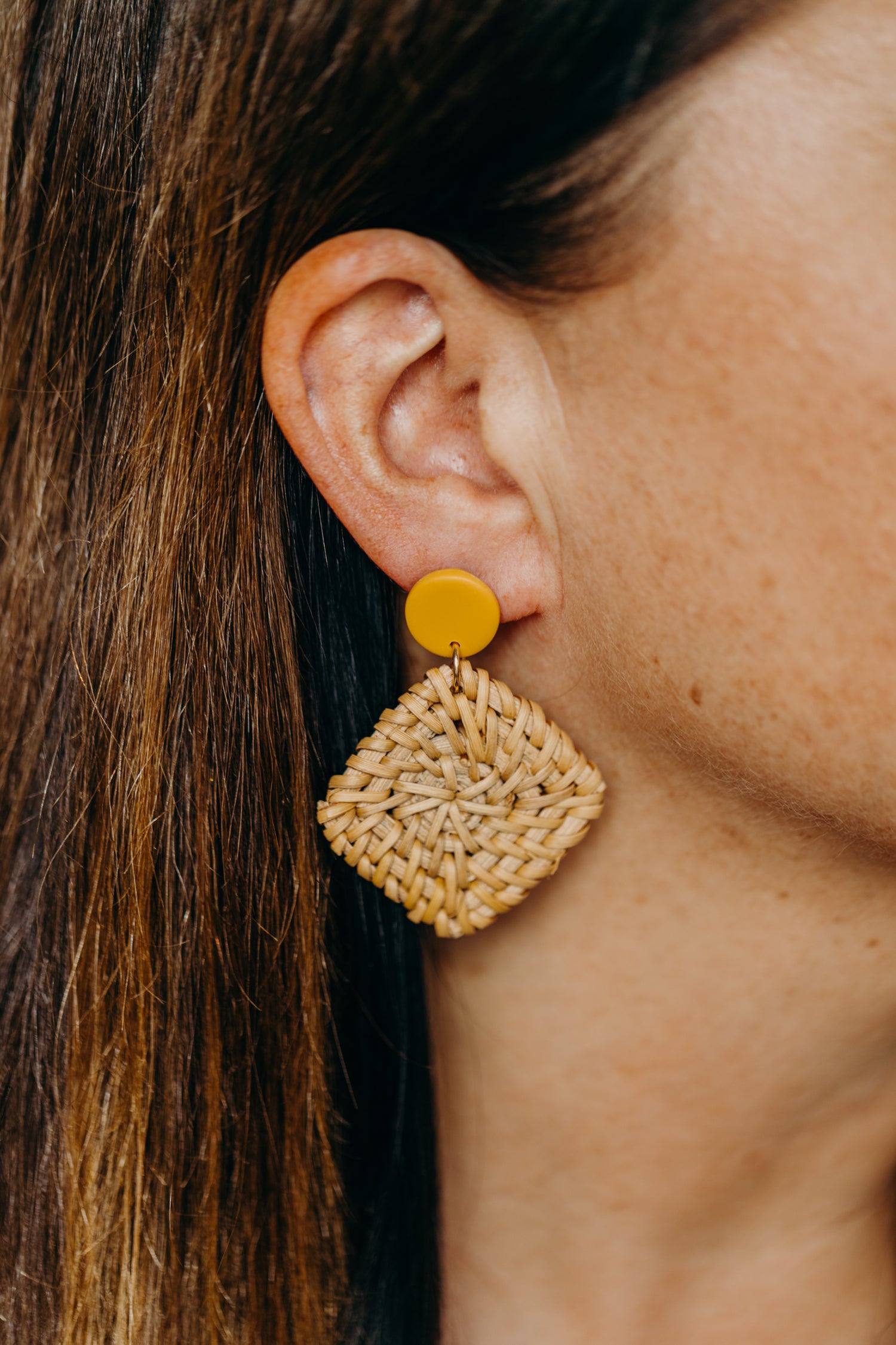 runde Polymer Ton Ohrringe in der Farbe Senfgelb mit Rattan Anhänger Quadrat