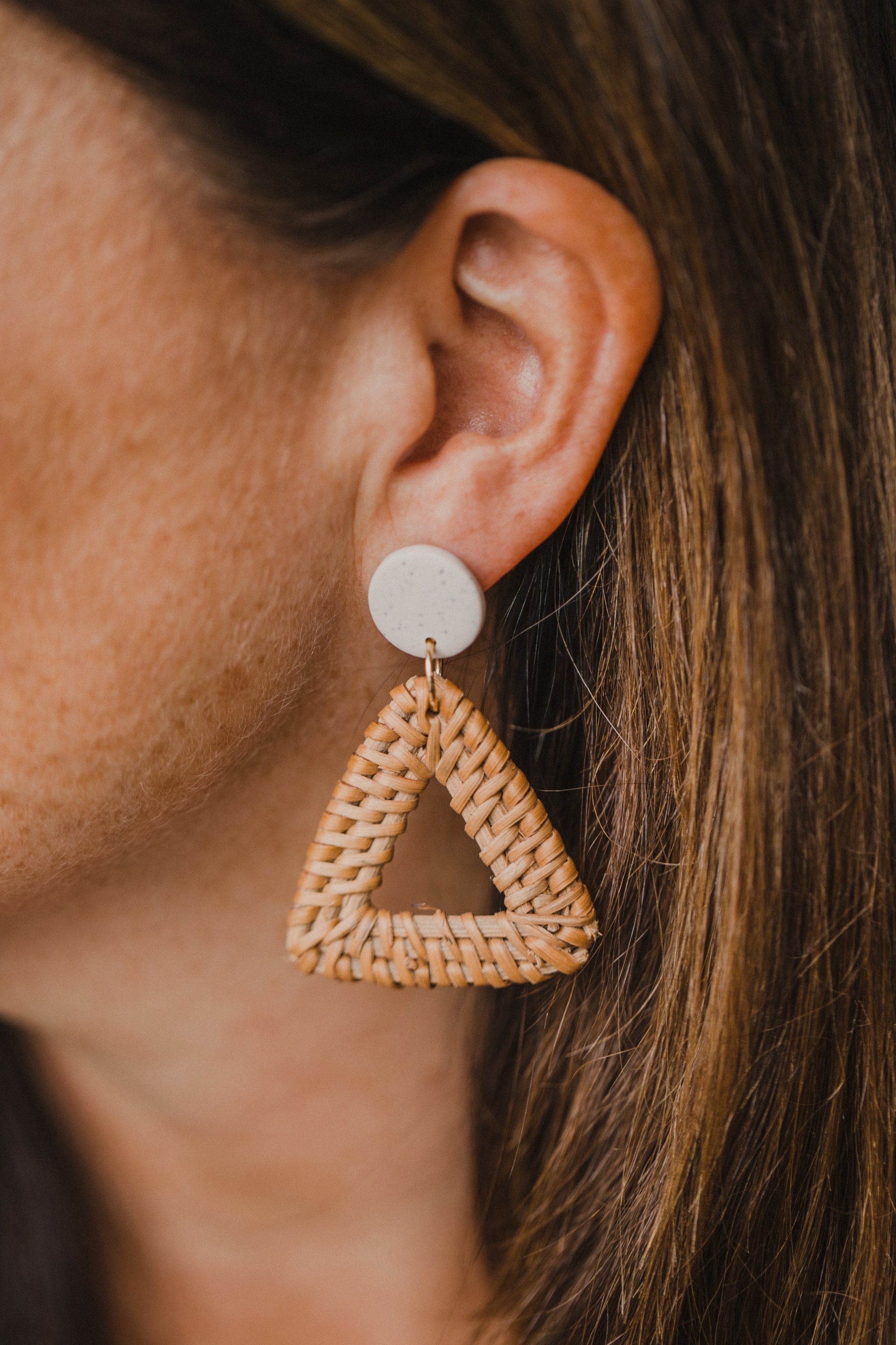 Polymer Ton Ohrringe in der Farbe Kalk mit Rattan Anhänger Dreieck