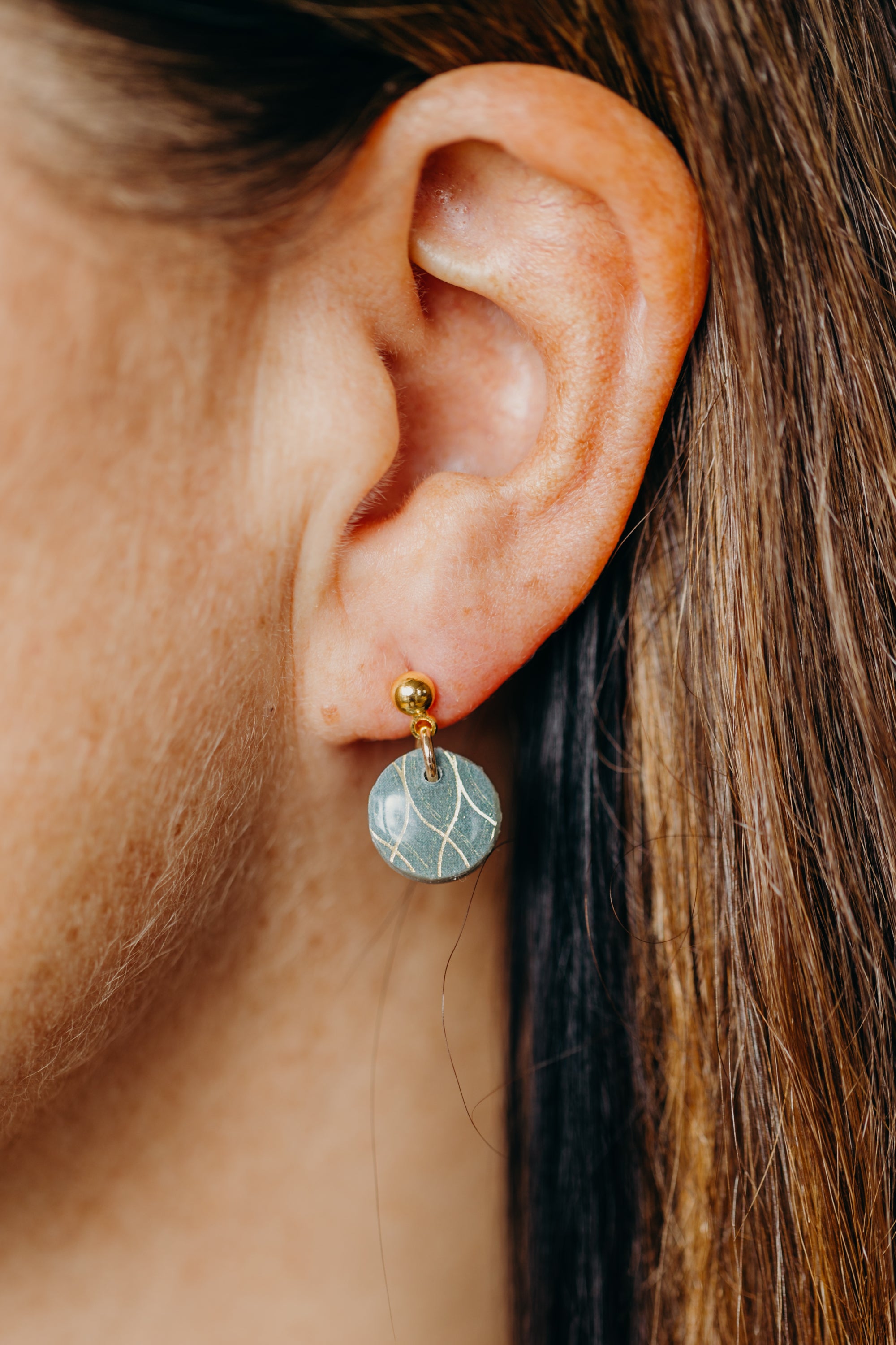 INKA - kleine runde grüne Polymer Ton Ohrringe