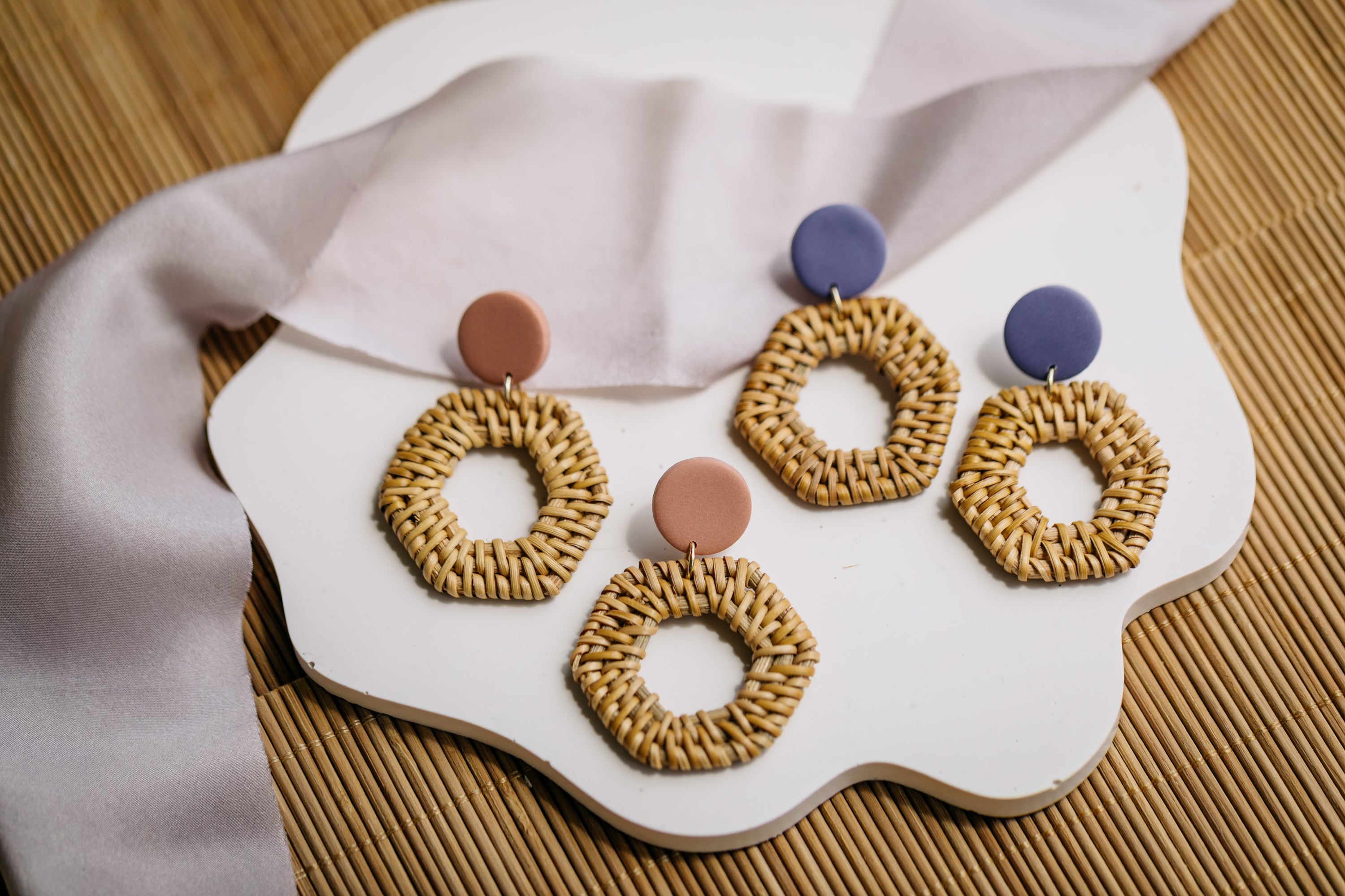 runde Polymer Ton Ohrringe in der Farbe Altrosa mit Rattan Anhänger Sechseck