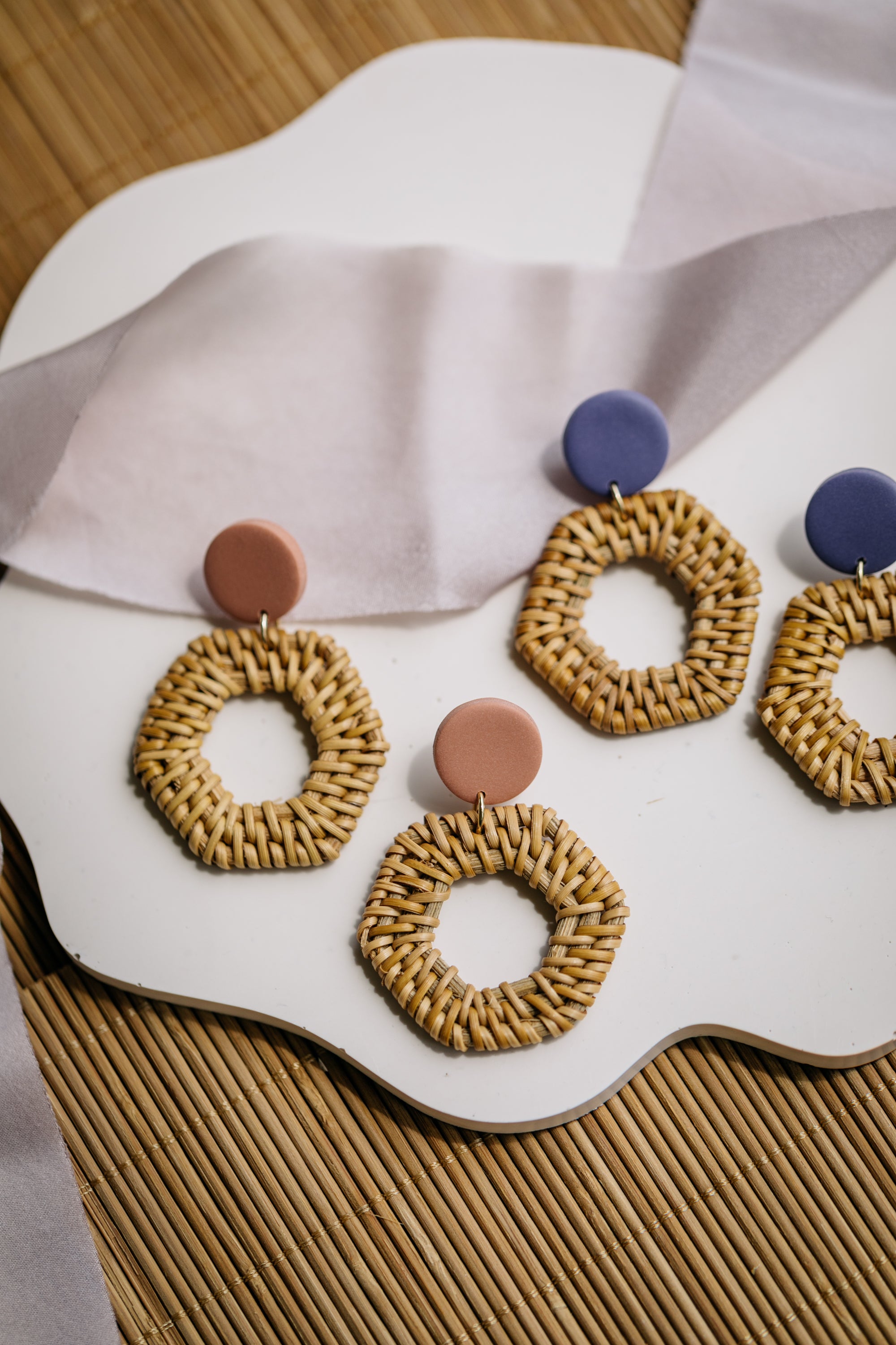 runde Polymer Ton Ohrringe in der Farbe Altrosa mit Rattan Anhänger Sechseck