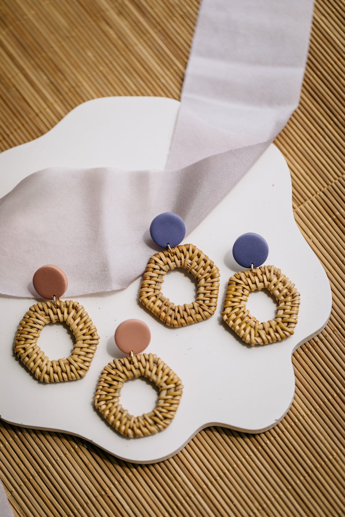 runde Polymer Ton Ohrringe in der Farbe Altrosa mit Rattan Anhänger Sechseck