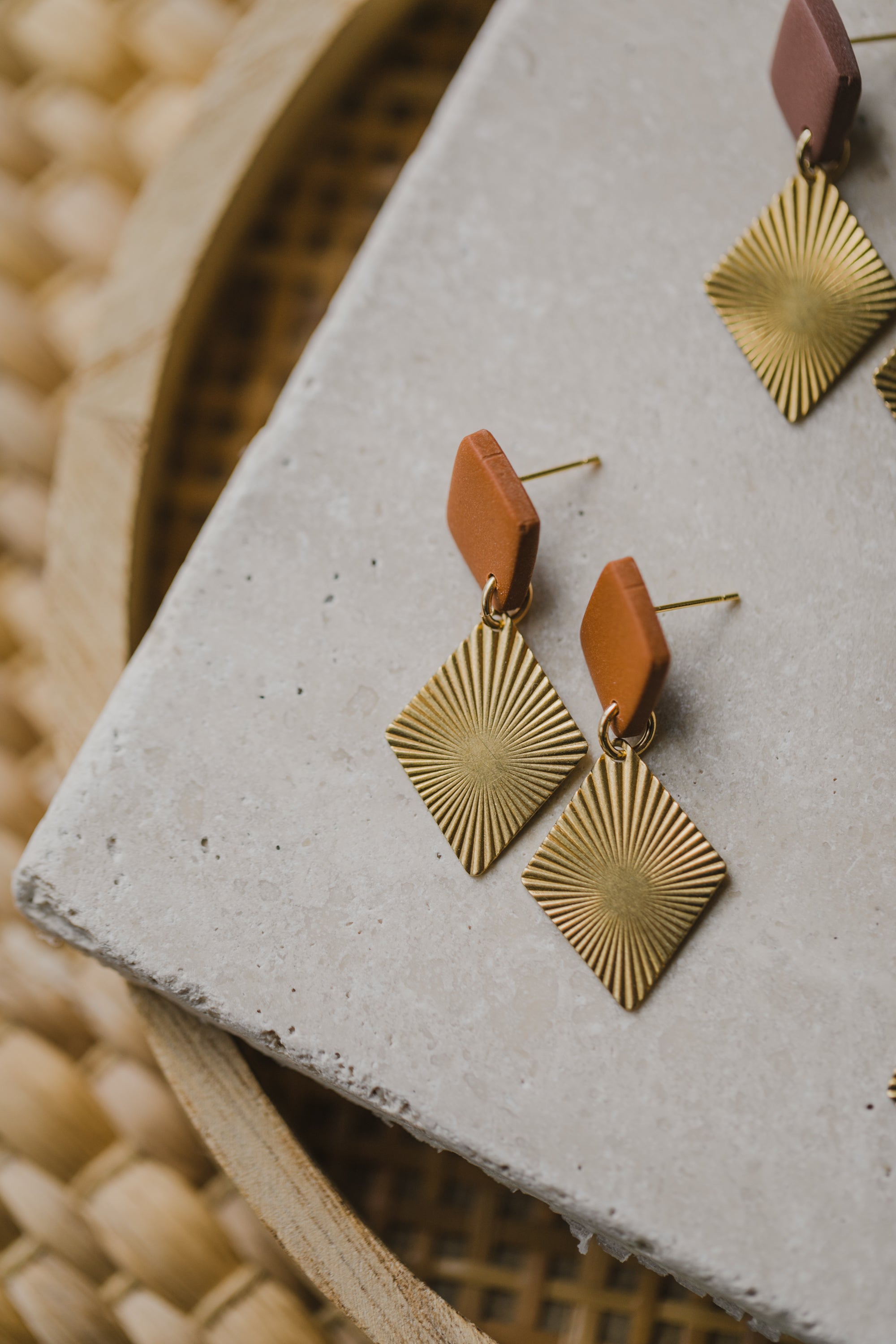 ROYA - rautenförmige Polymer Ton Ohrringe mit Messinganhänger