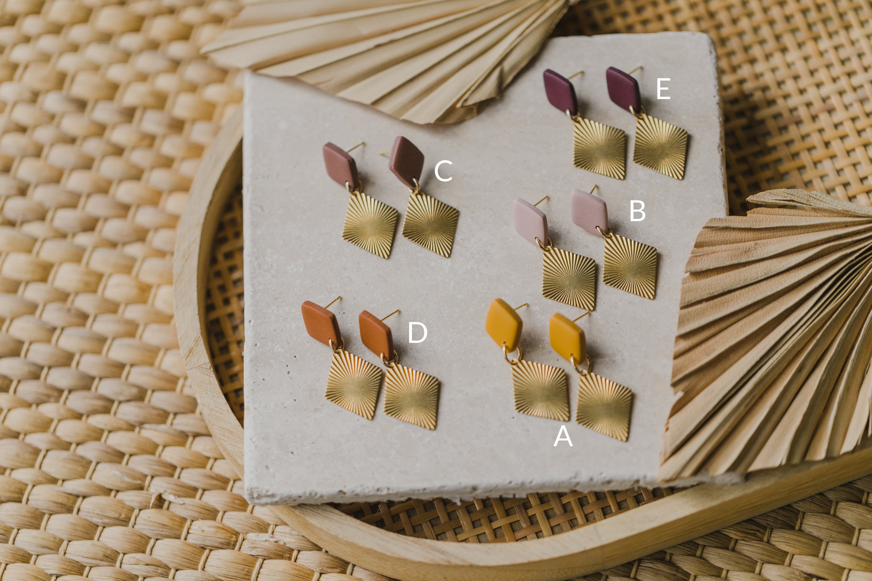 ROYA - rautenförmige Polymer Ton Ohrringe mit Messinganhänger