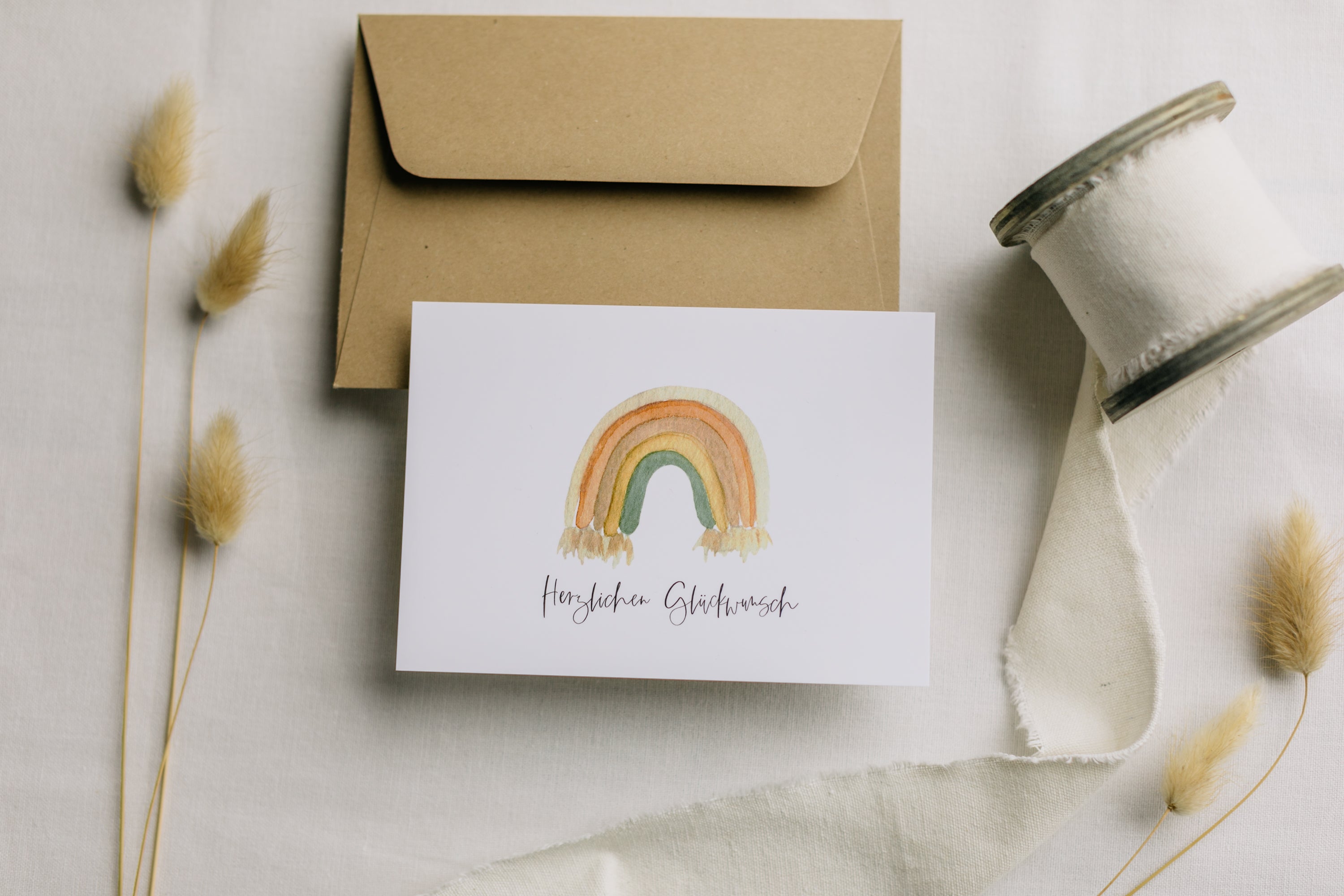 Postkarte bunter Regenbogen mit dem Aufdruck "Herzlichen Glückwunsch"
