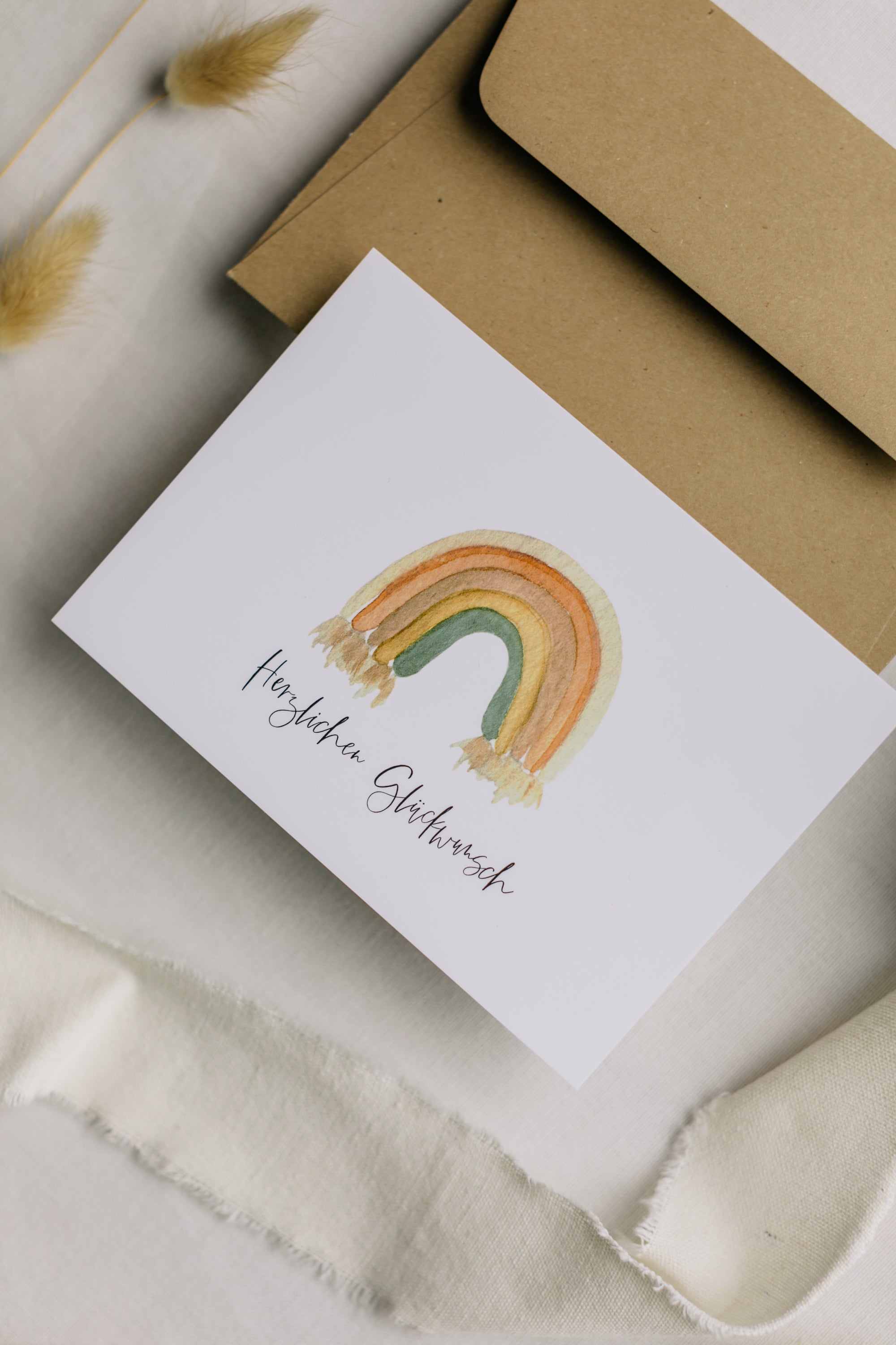 Postkarte bunter Regenbogen mit dem Aufdruck "Herzlichen Glückwunsch"