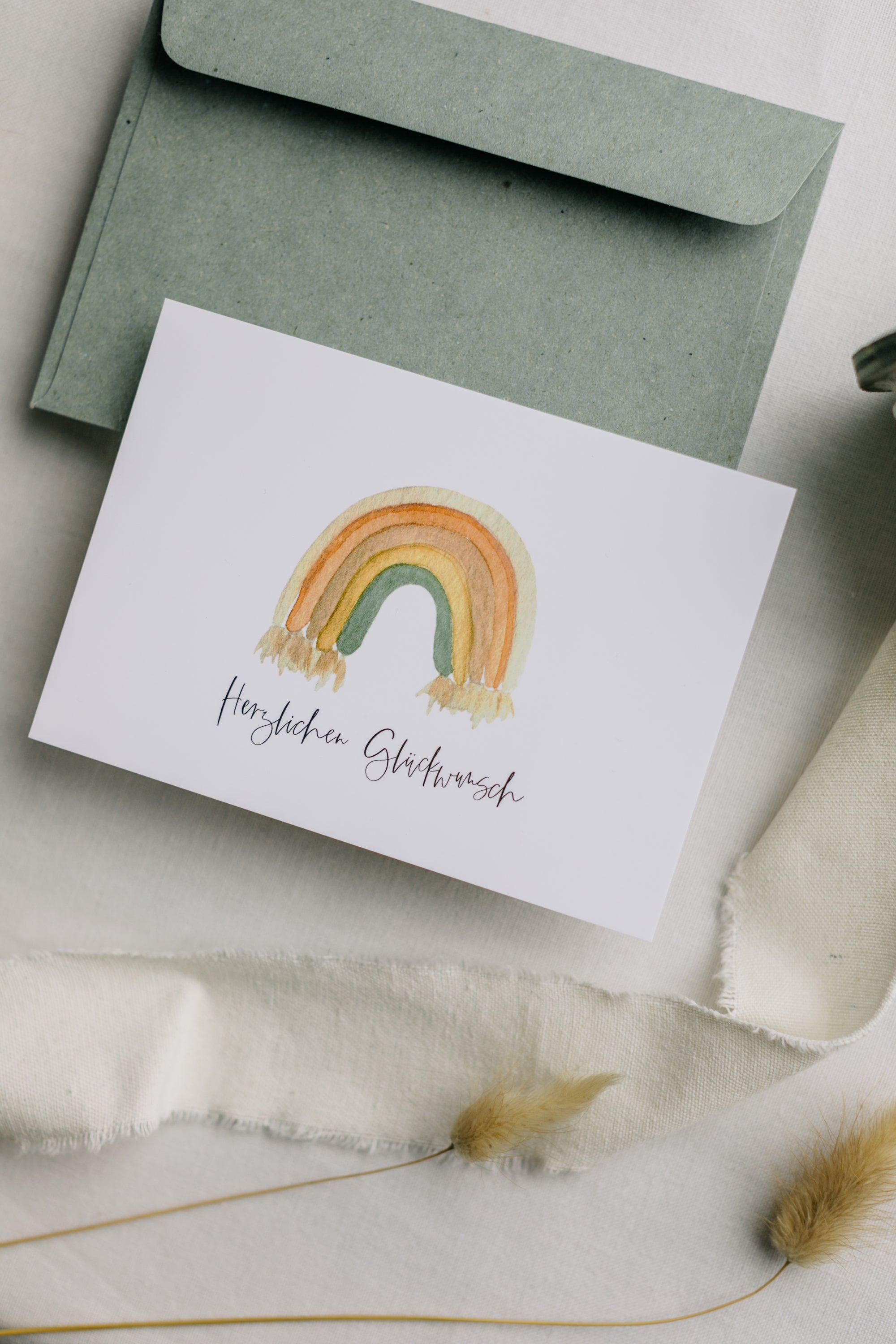 Postkarte bunter Regenbogen mit dem Aufdruck "Herzlichen Glückwunsch"