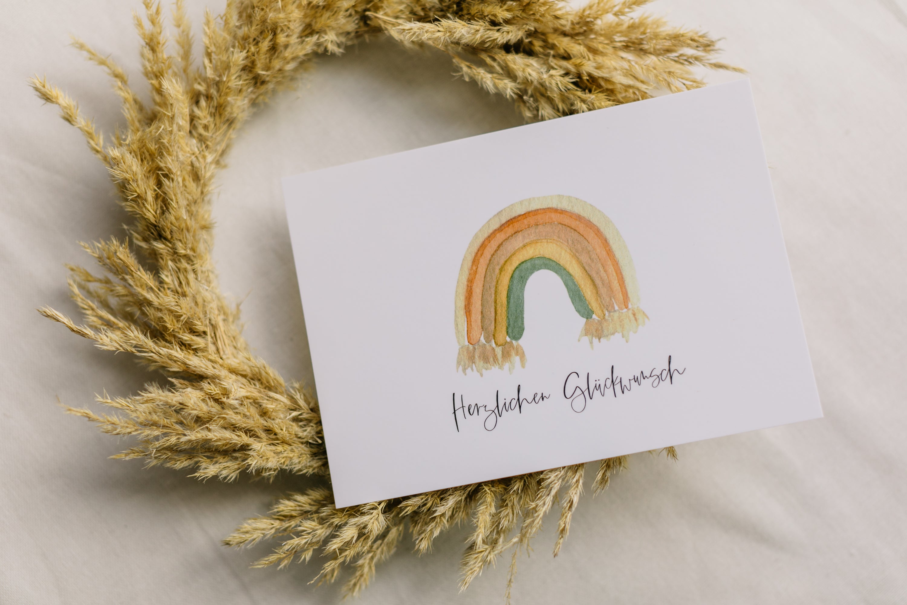 Postkarte bunter Regenbogen mit dem Aufdruck "Herzlichen Glückwunsch"