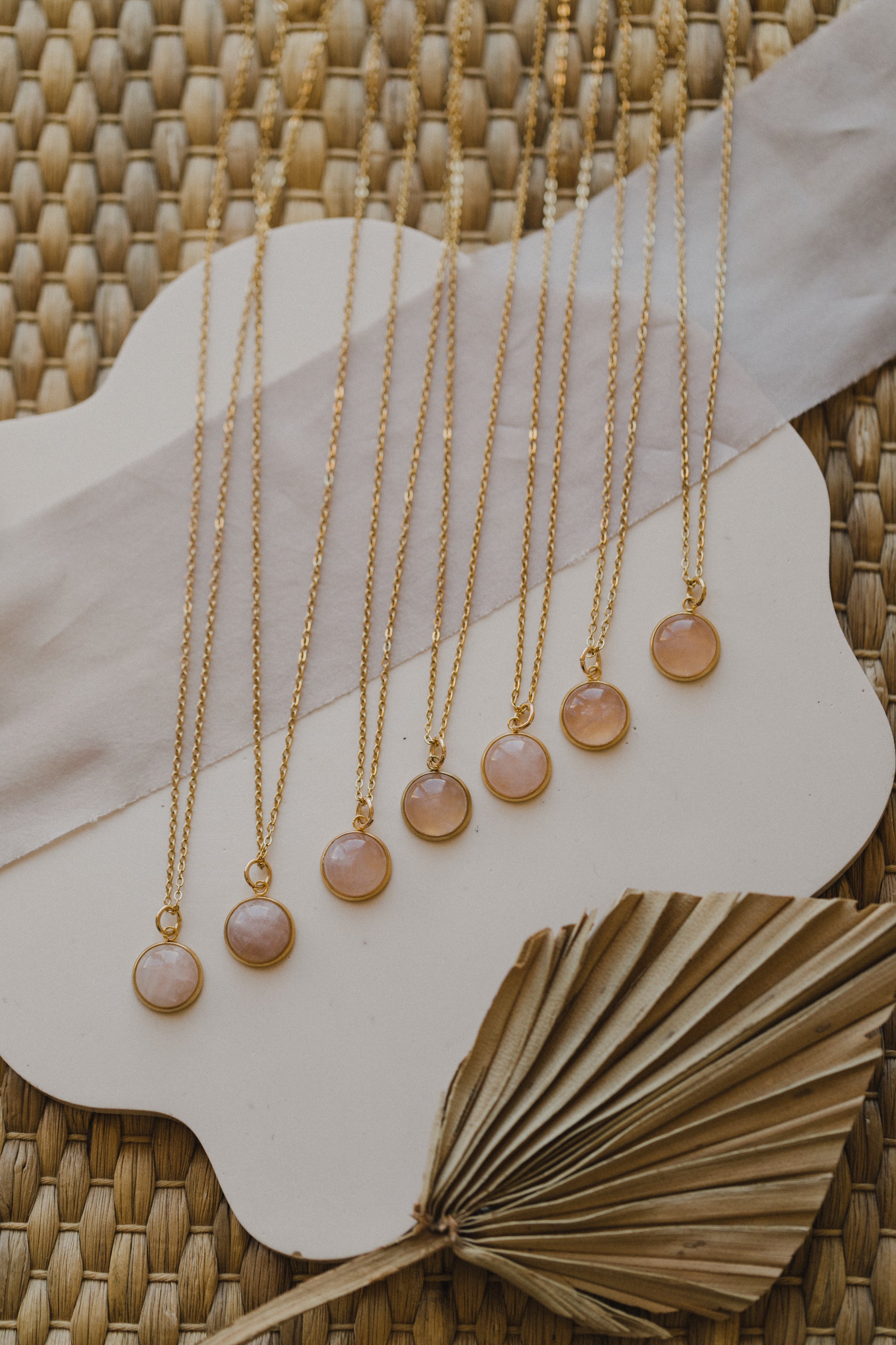 Necklace with rose quartz gemstone