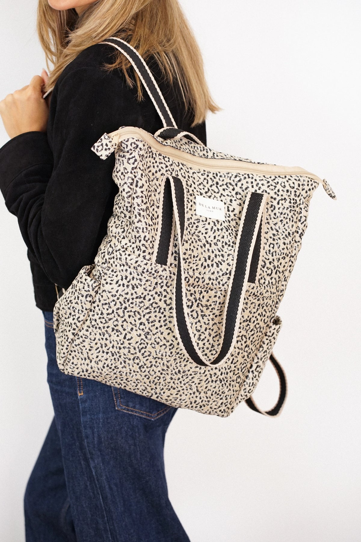 Beiger Leo Print Rucksack Shopper KOTO getragen