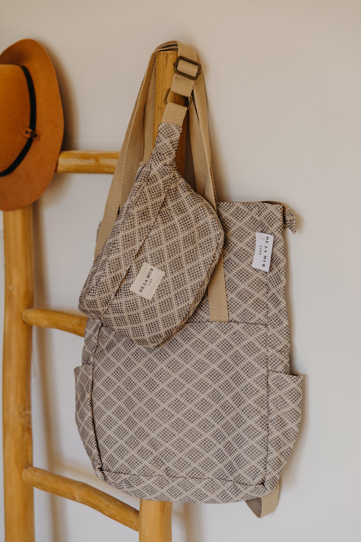 Beiger Rucksack Shopper PANT mit Rautenmuster und passende Bauchtasche