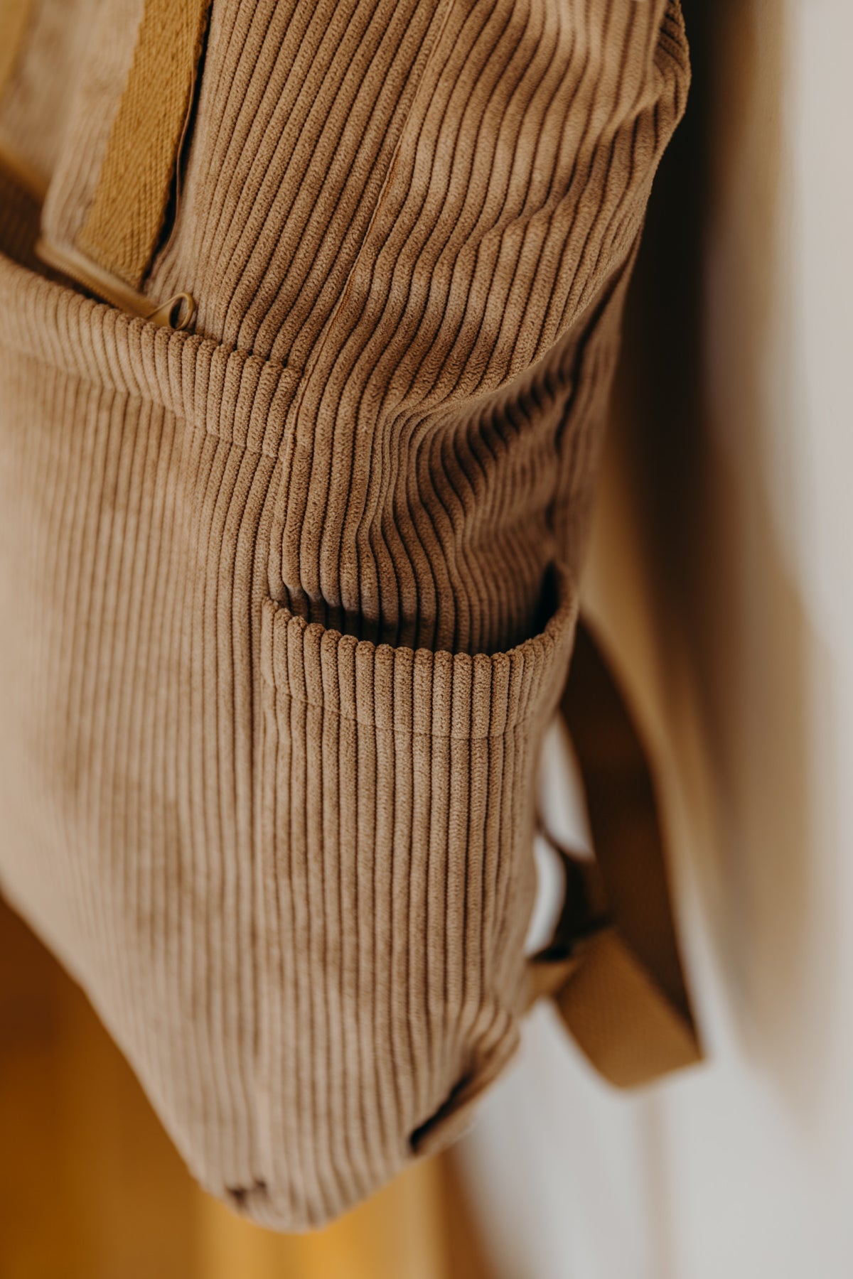 Brauner Cord Rucksack Shopper TOAST mit Reißverschluss Seitenfach Detail