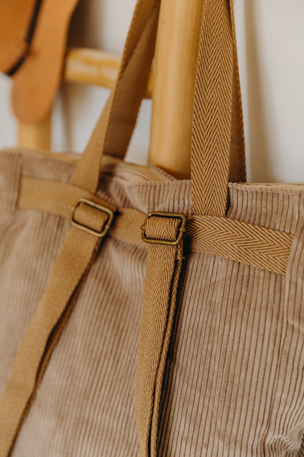 Brauner Cord Rucksack Shopper TOAST mit Reißverschluss Rückseite