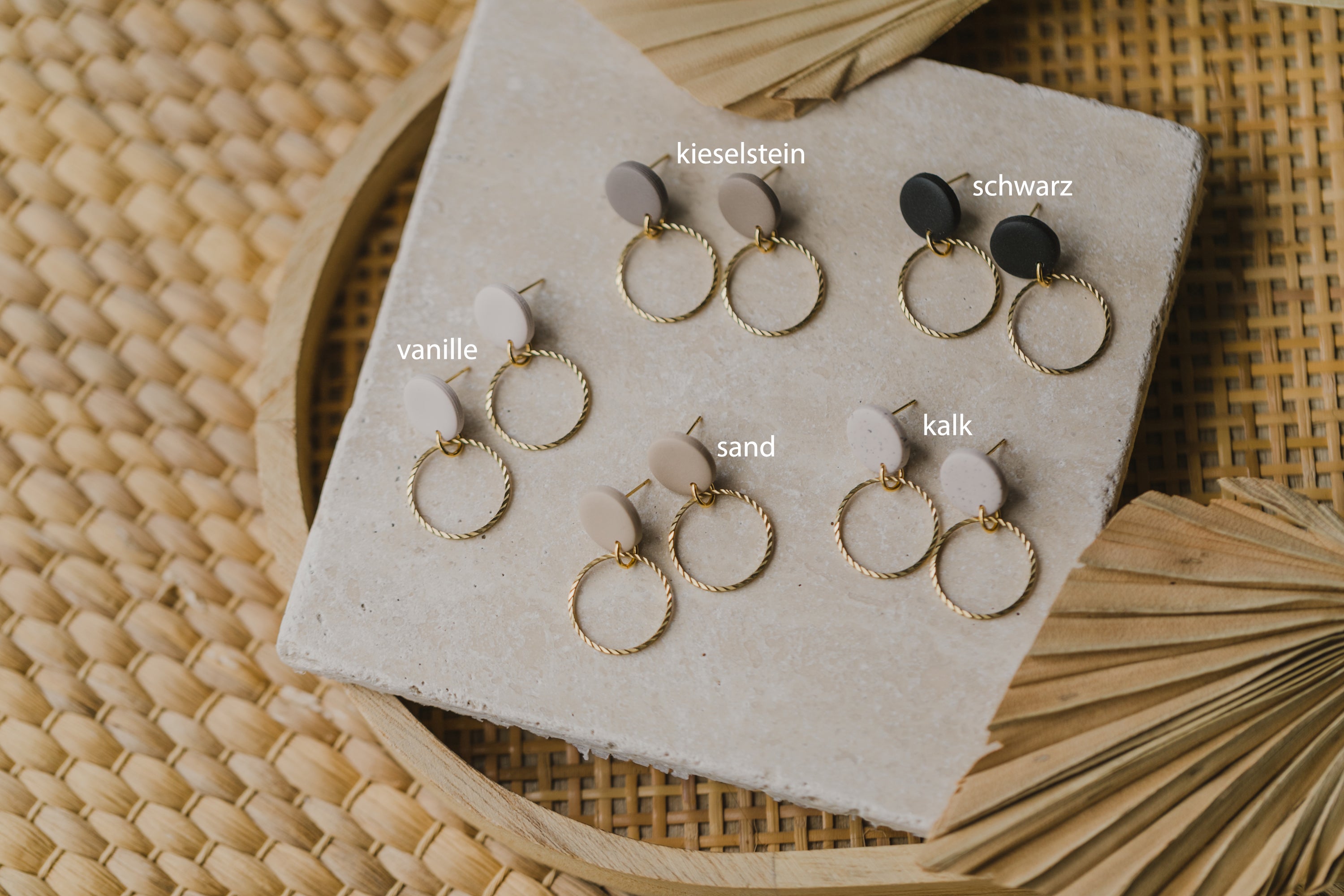 JUNE - runde Ohrringe aus Polymer Ton mit kreisförmigem Messinganhänger