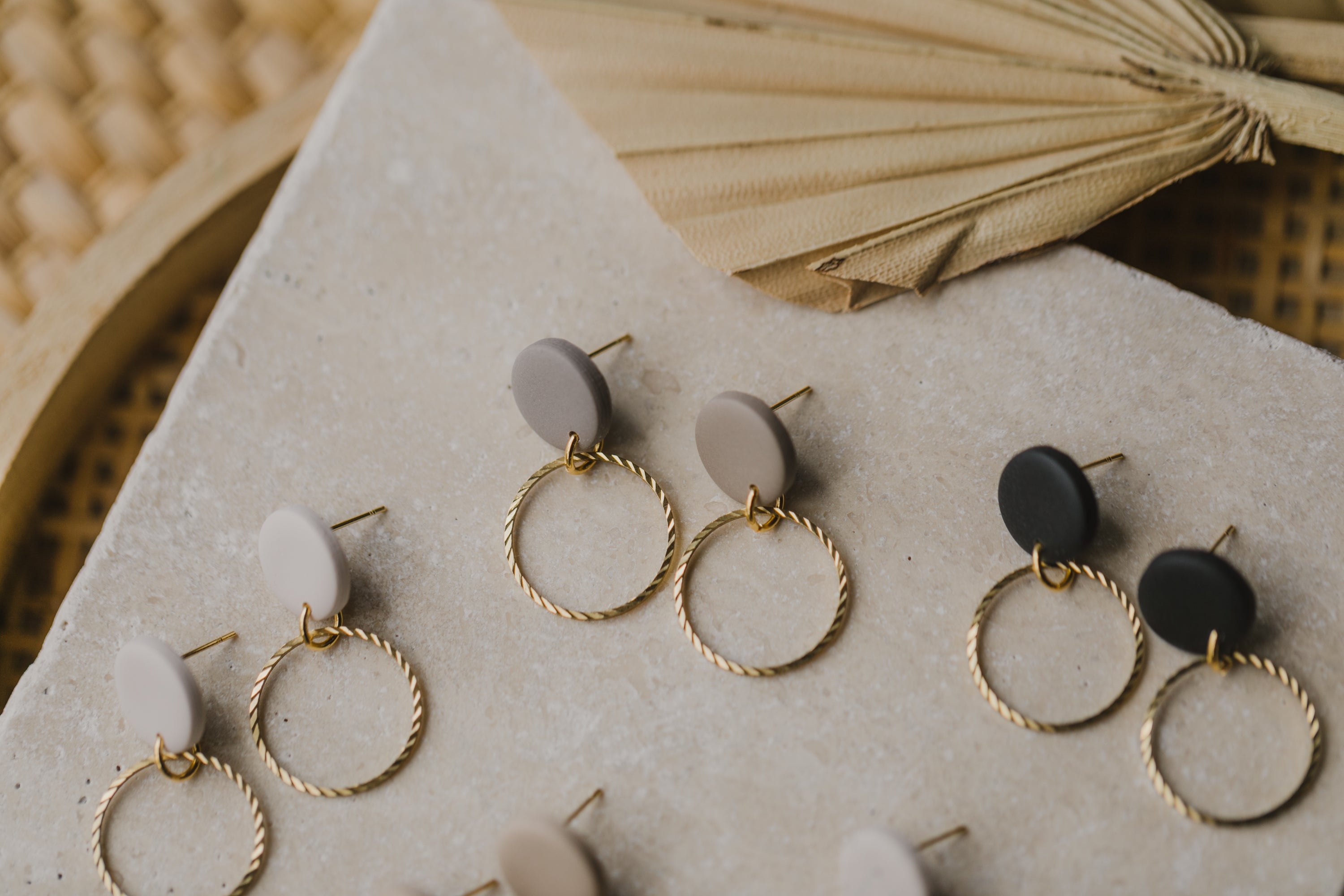 JUNE - runde Ohrringe aus Polymer Ton mit kreisförmigem Messinganhänger