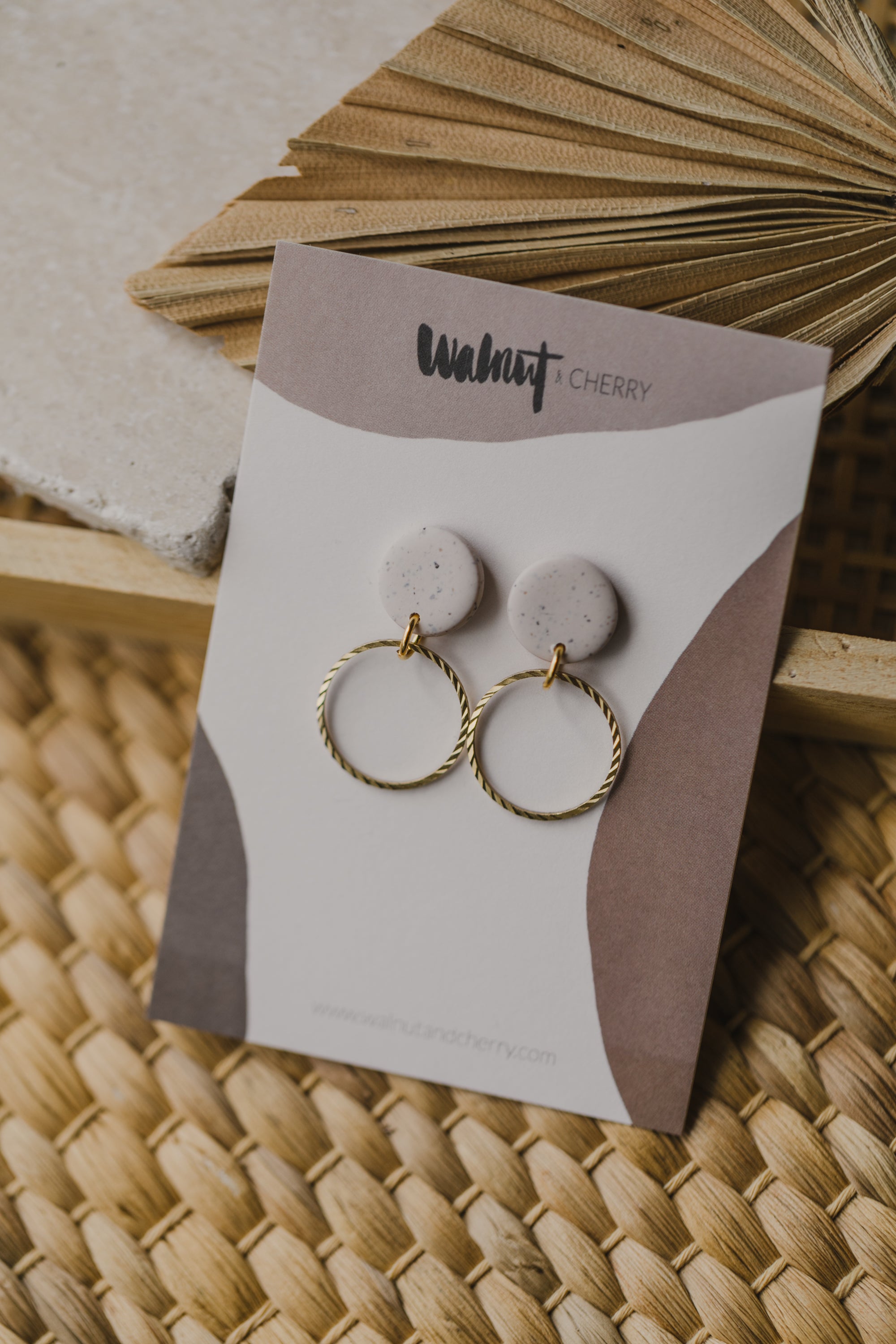 JUNE - runde Ohrringe aus Polymer Ton mit kreisförmigem Messinganhänger