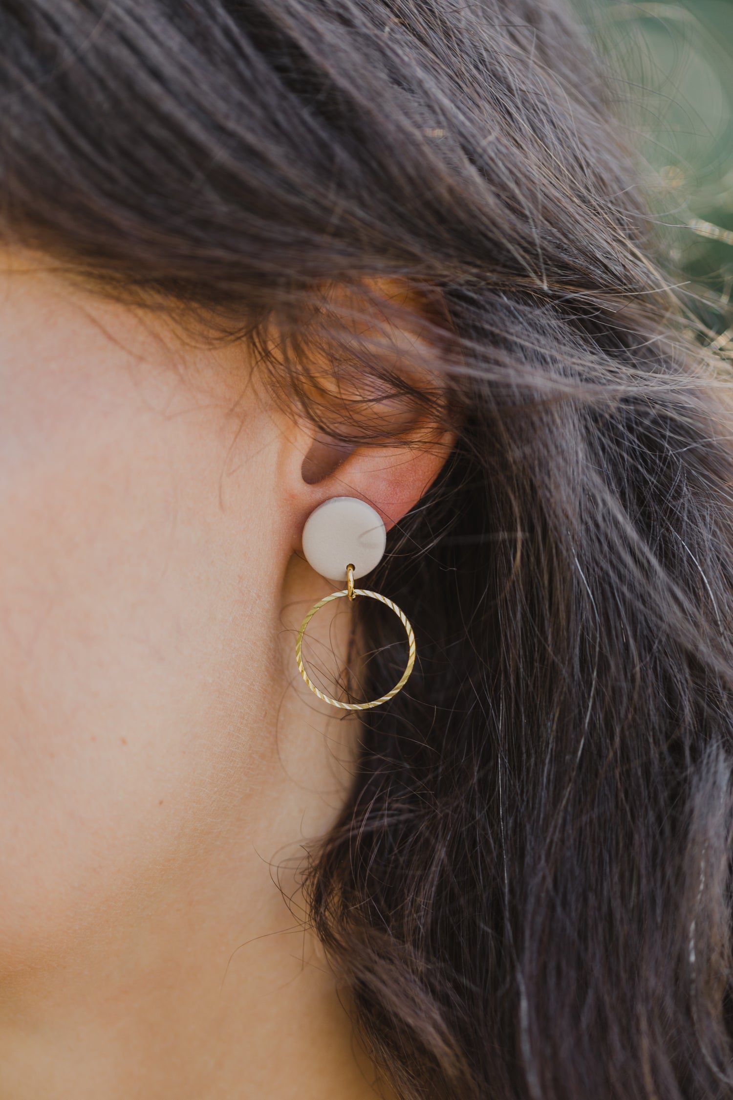 JUNE - rote Ohrringe aus Polymer Ton mit kreisförmigem Messinganhänger