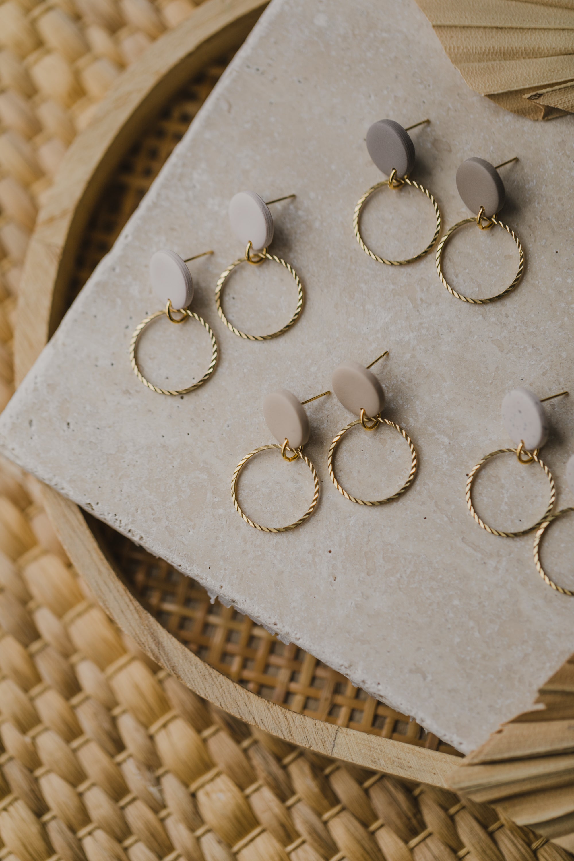 JUNE - runde Ohrringe aus Polymer Ton mit kreisförmigem Messinganhänger