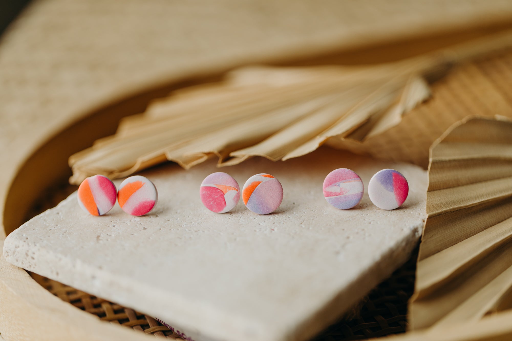 Kleine bunte Ohrstecker in orange/himbeere/violett