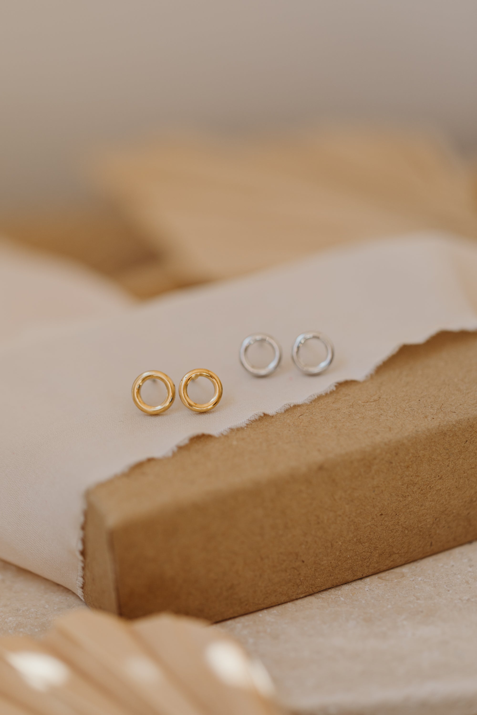 Ohrstecker kleiner abgerundeter Kreis