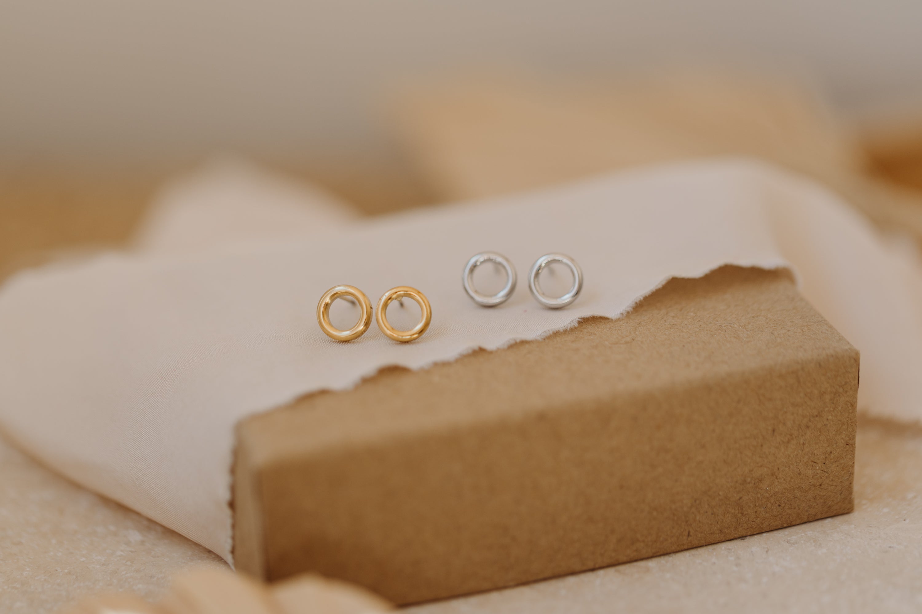 Ohrstecker kleiner abgerundeter Kreis