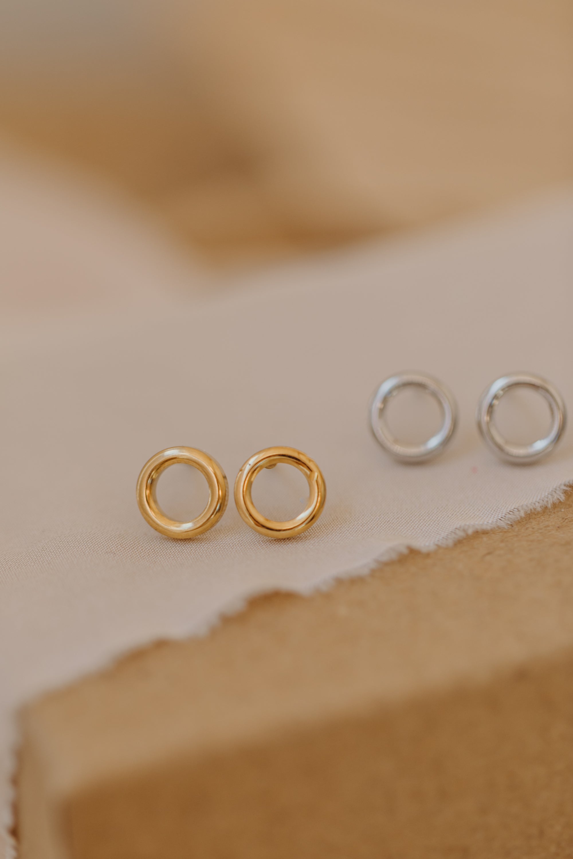 Ohrstecker kleiner abgerundeter Kreis