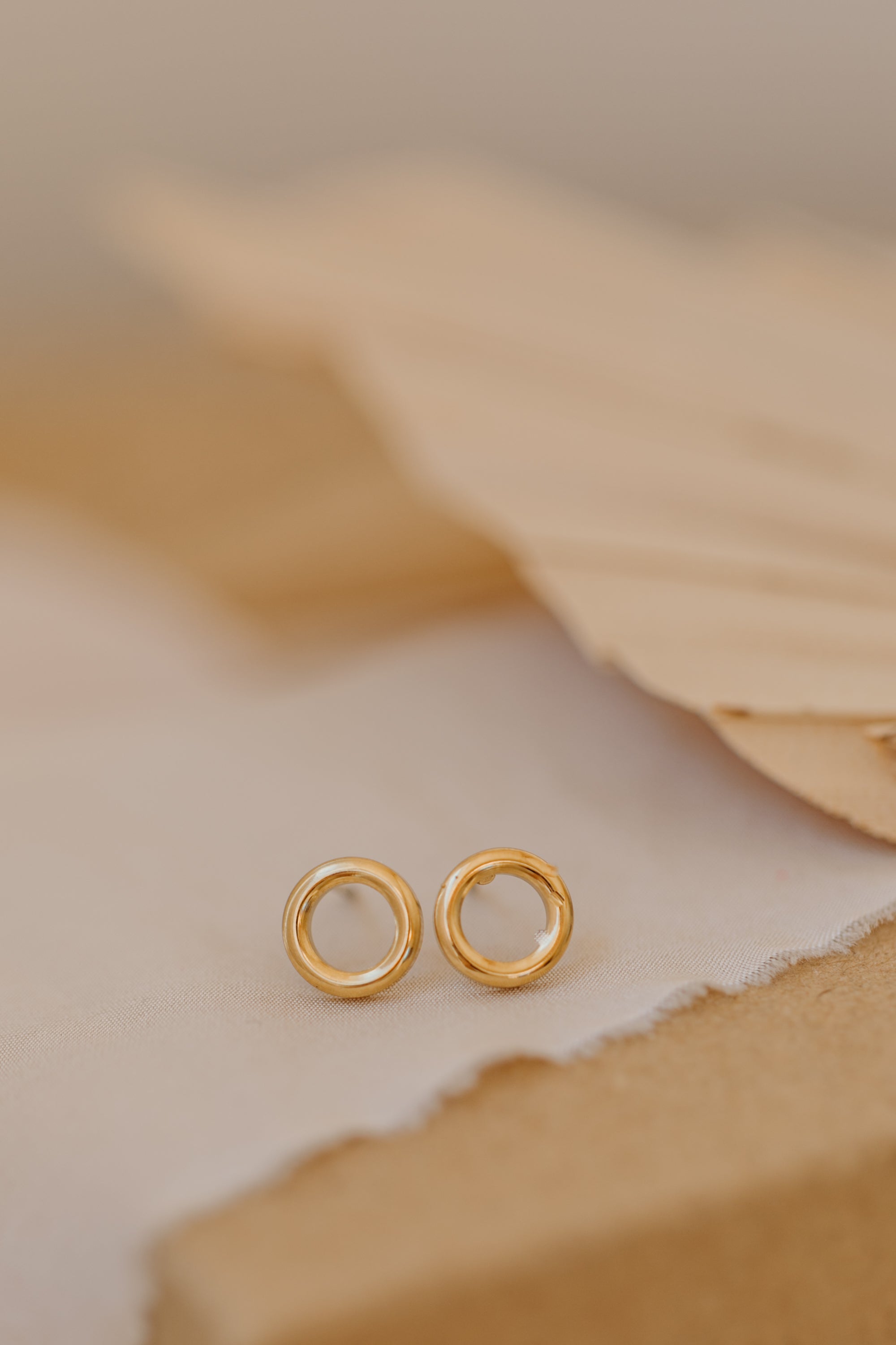 Ohrstecker kleiner abgerundeter Kreis