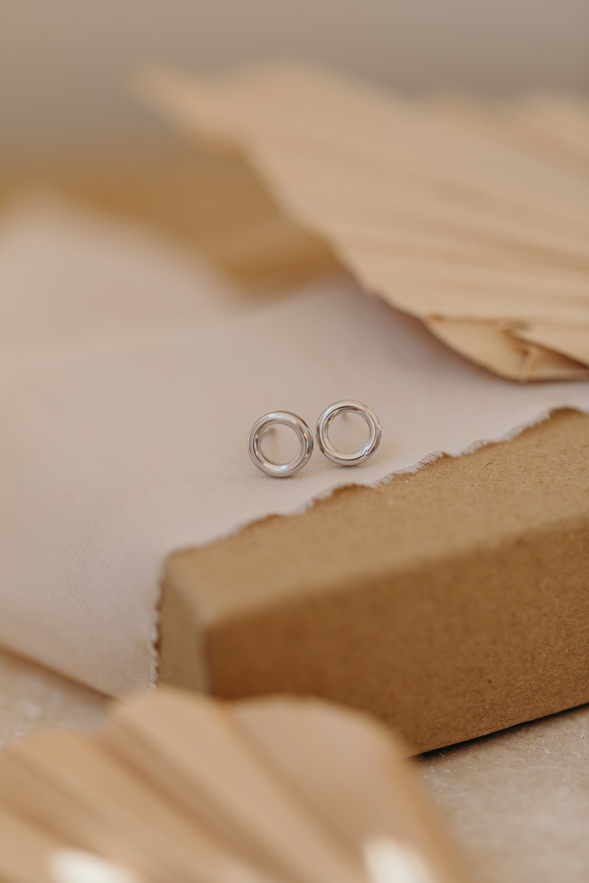 Ohrstecker kleiner abgerundeter Kreis