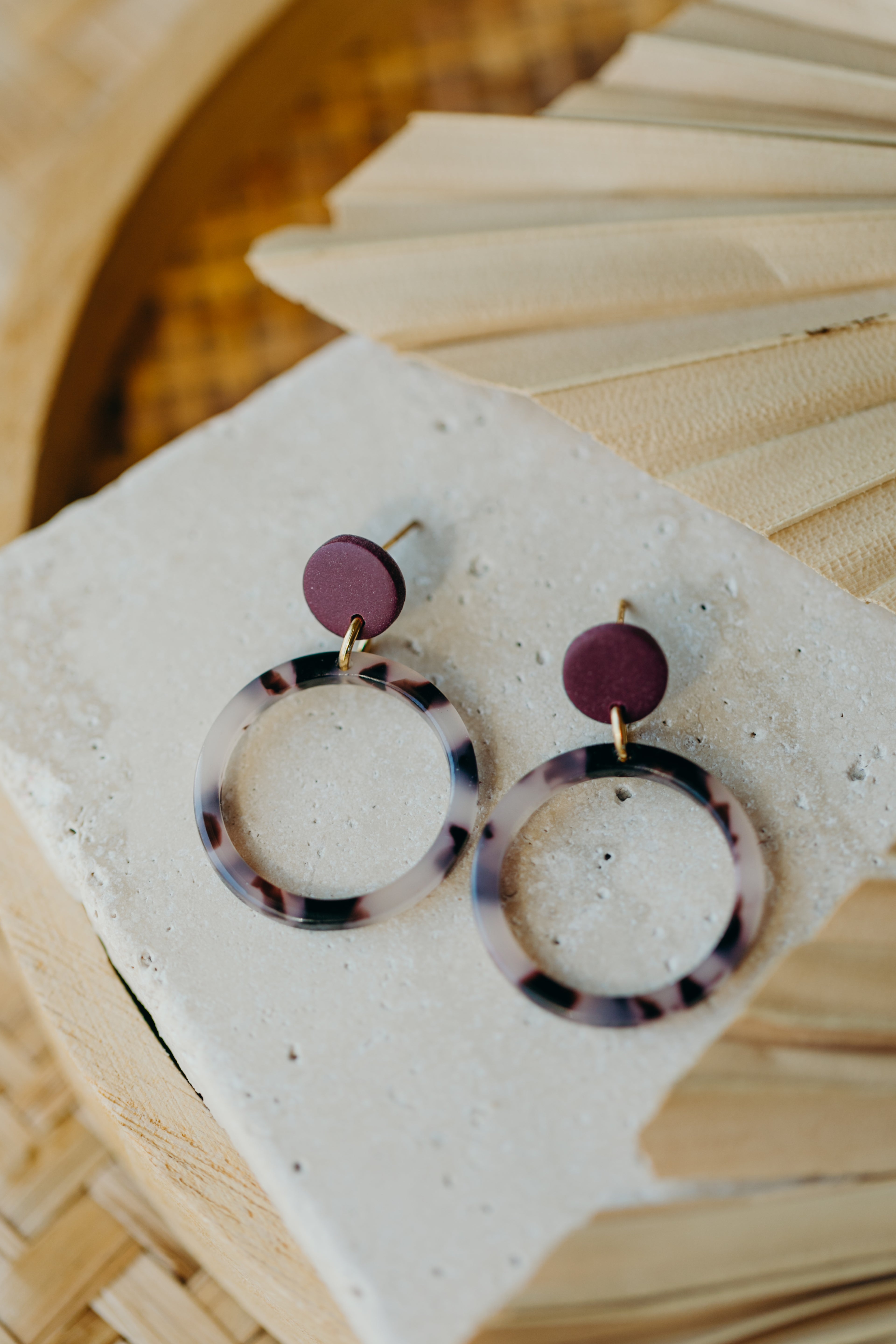SABINA - Ohrhänger aus Polymer Ton & Acetat – Merlot