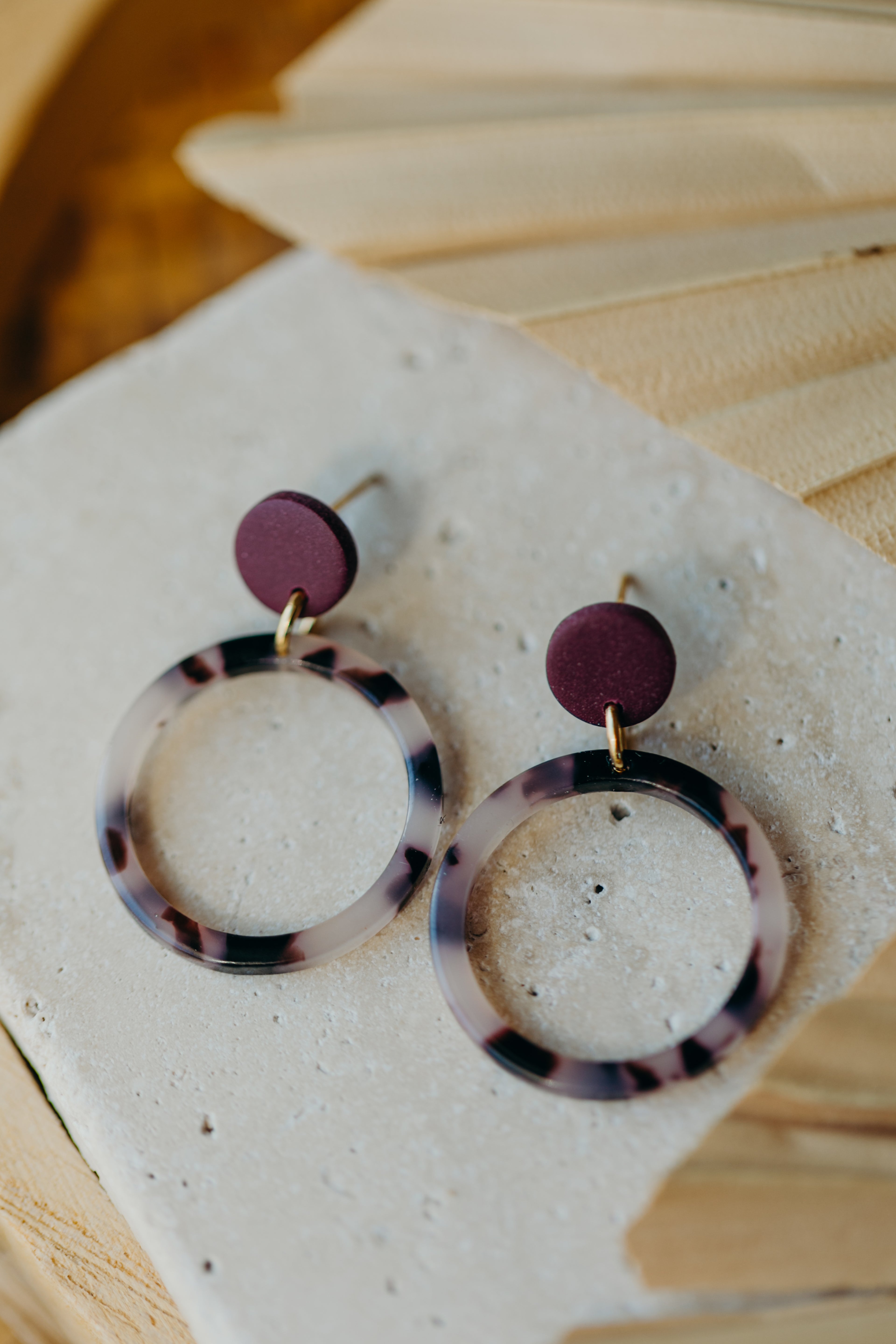 SABINA - Ohrhänger aus Polymer Ton & Acetat – Merlot
