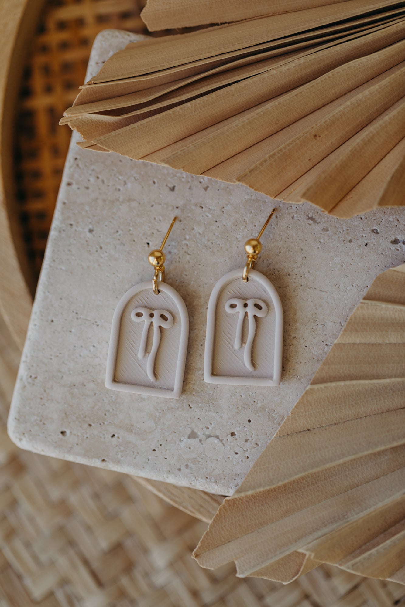 SELENE - Schleifen Ohrringe in Bogenform in vanille