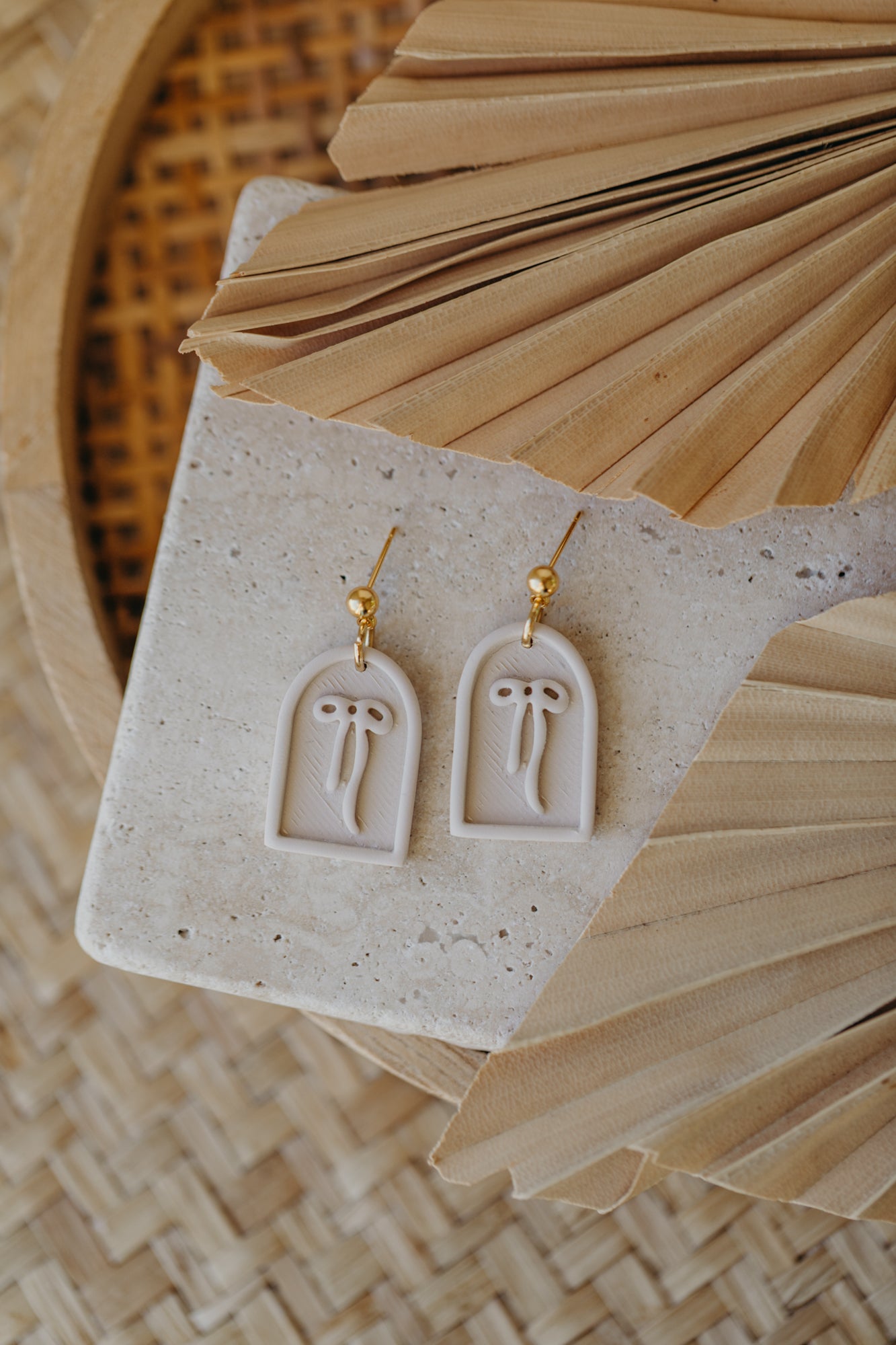 SELENE - Schleifen Ohrringe in Bogenform in vanille