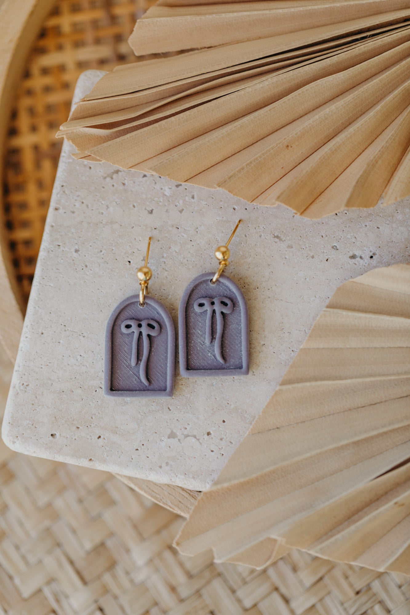 SELENE - Schleifen Ohrringe in Bogenform in Lavendel