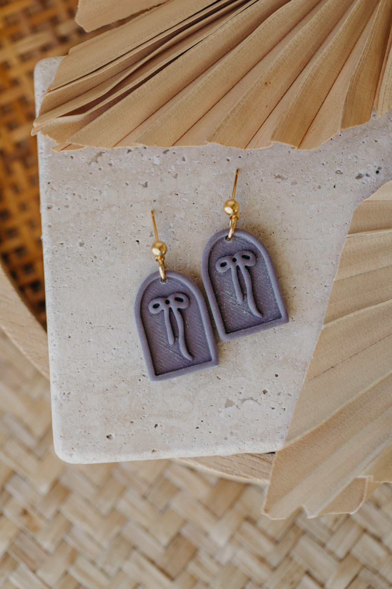 SELENE - Schleifen Ohrringe in Bogenform in Lavendel