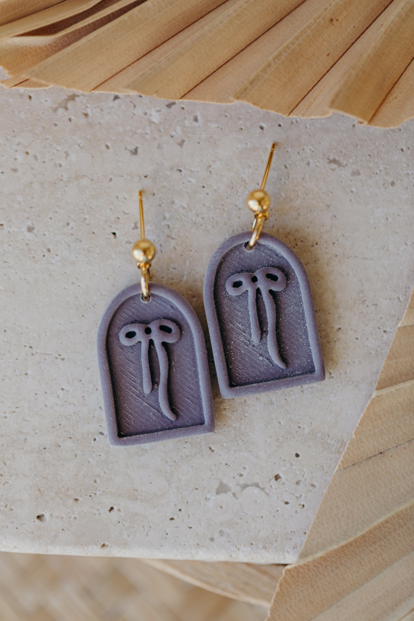 SELENE - Schleifen Ohrringe in Bogenform in Lavendel