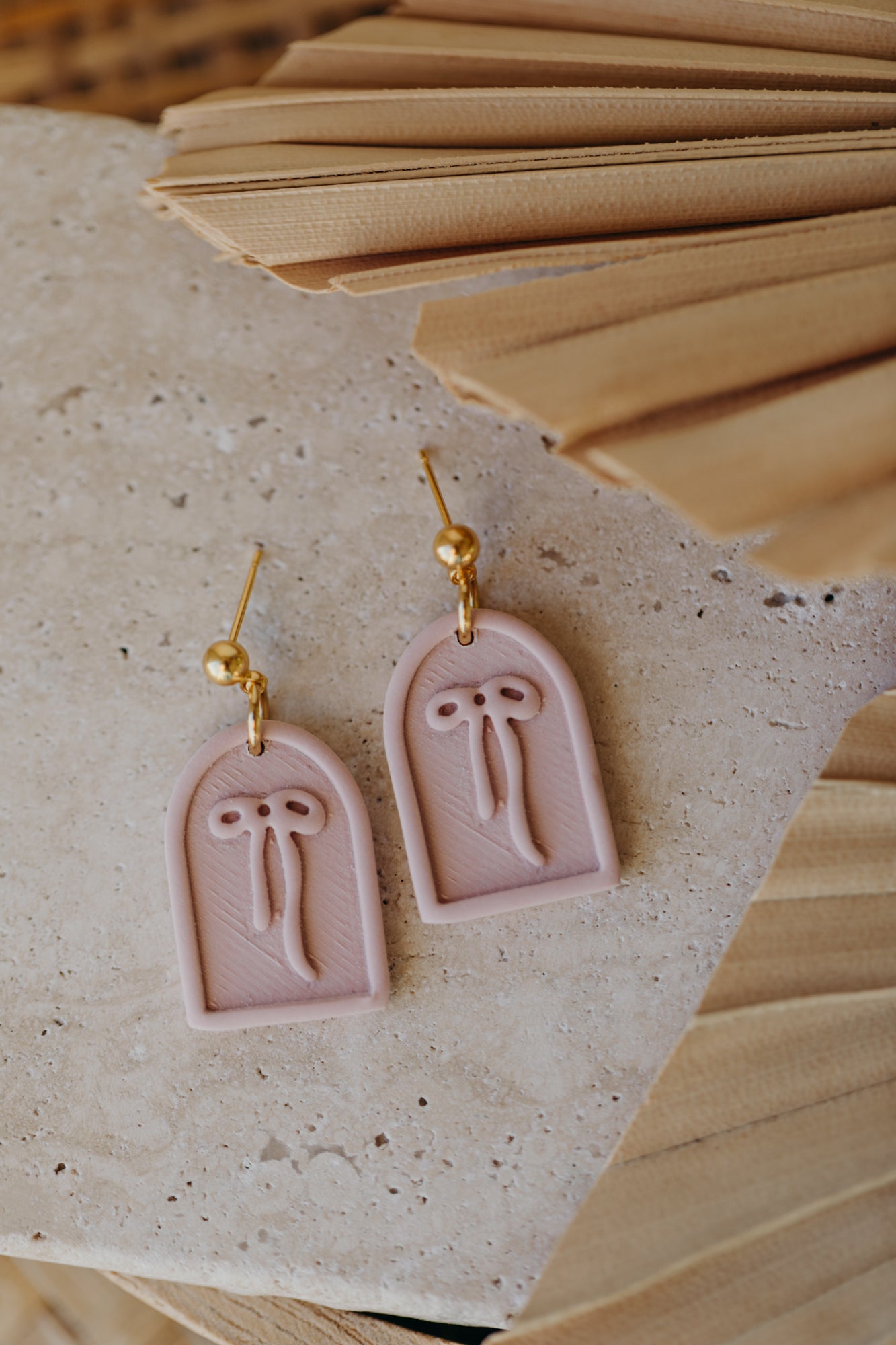 SELENE - Schleifen Ohrringe in Bogenform in rosa