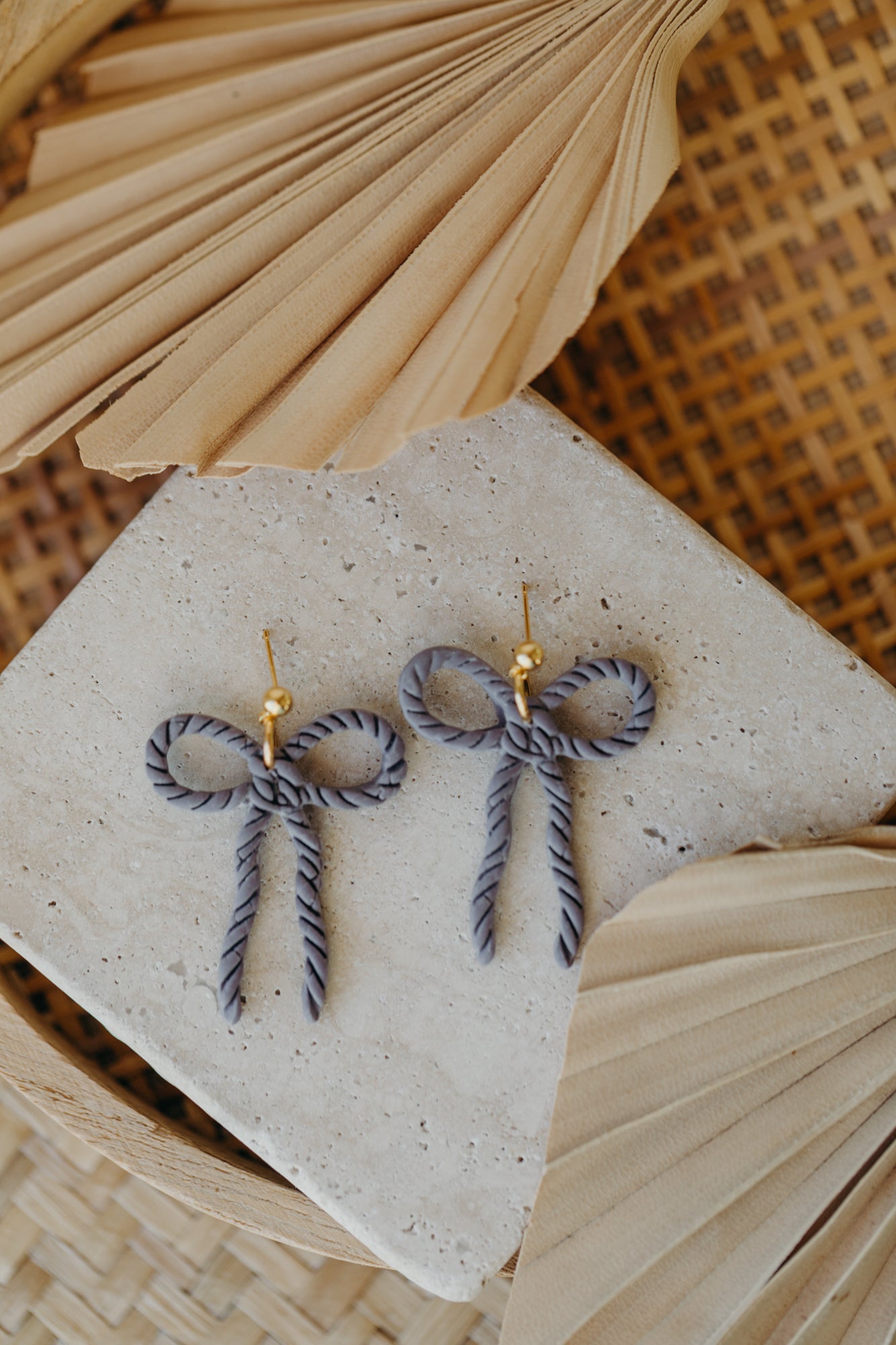 SERAPHINA - große Schleifen Ohrringe Kordelmuster in Lavendel