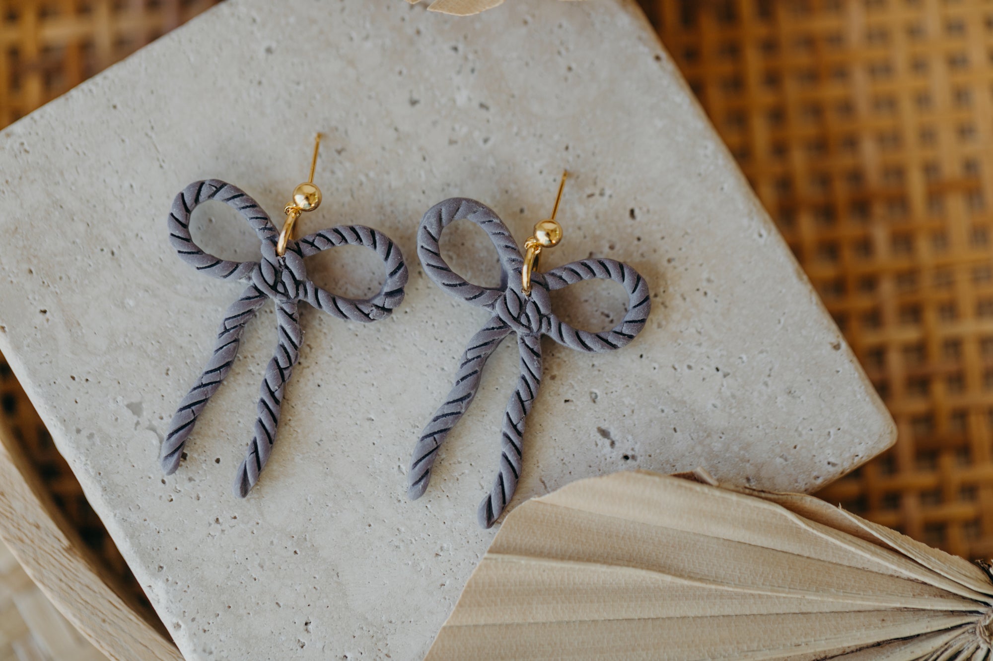 SERAPHINA - große Schleifen Ohrringe Kordelmuster in Lavendel