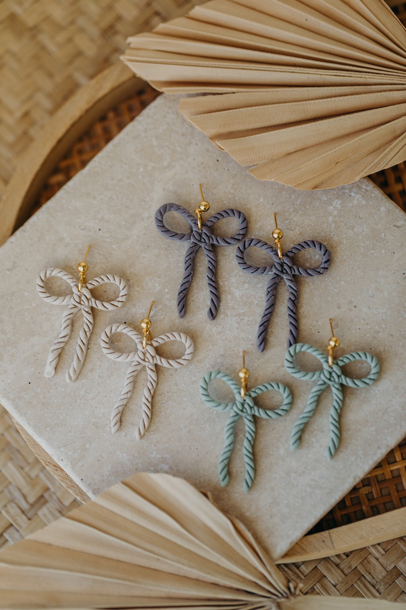 SERAPHINA - große Schleifen Ohrringe Kordelmuster in Lavendel